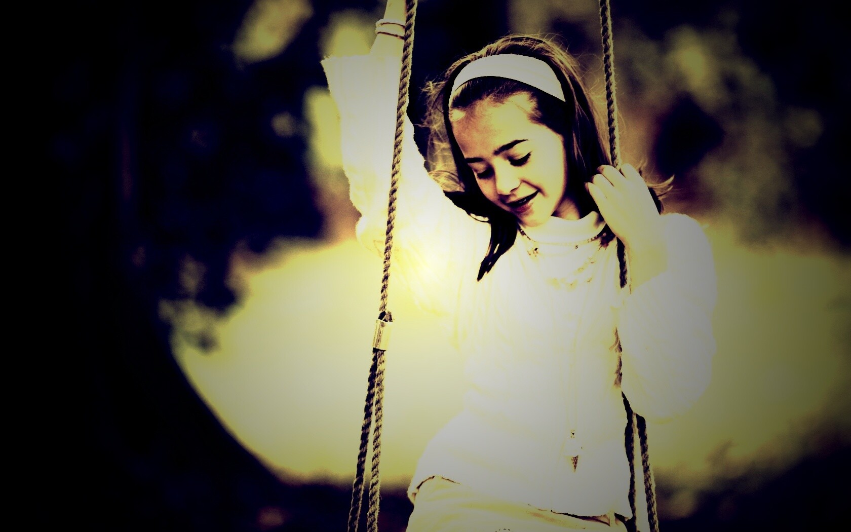 Девочка на качелях обои