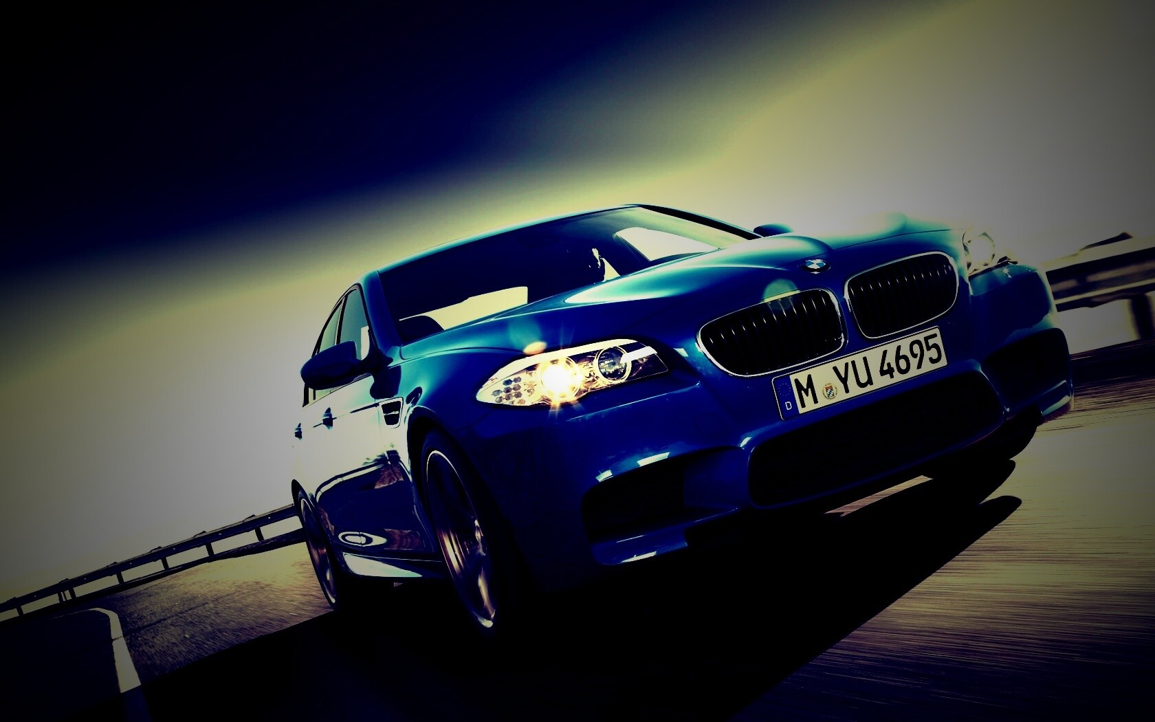 Синий БМВ на трассе обои