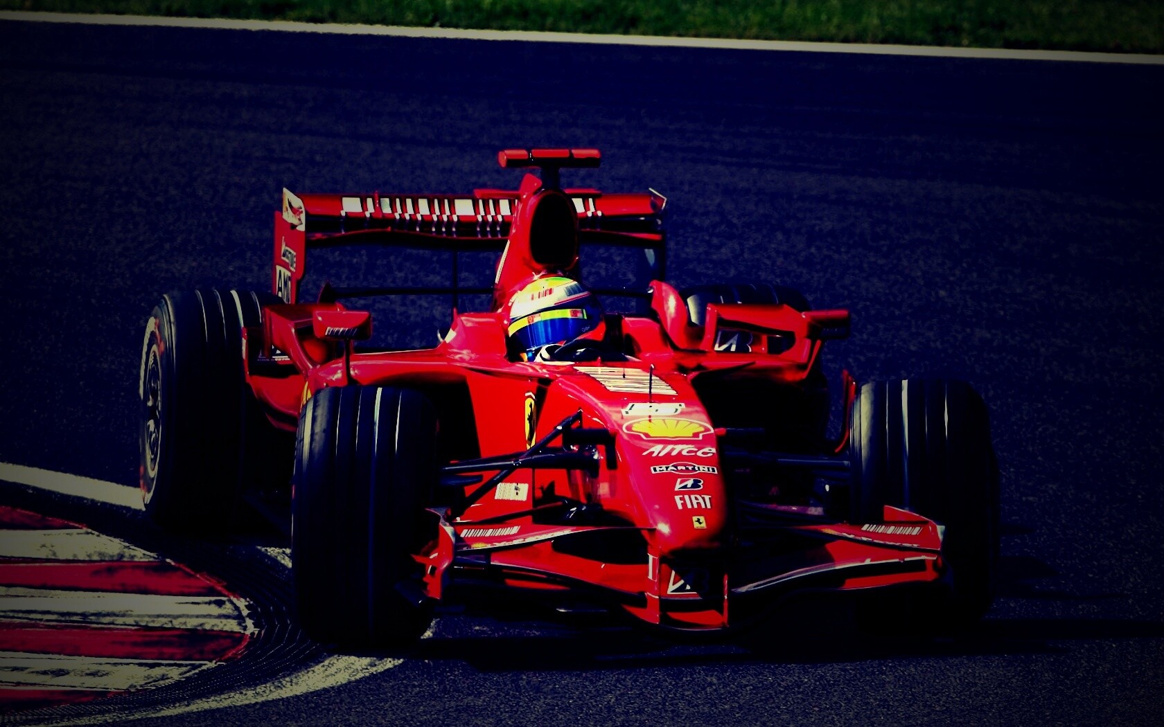 Болид Формула 1 на повороте обои