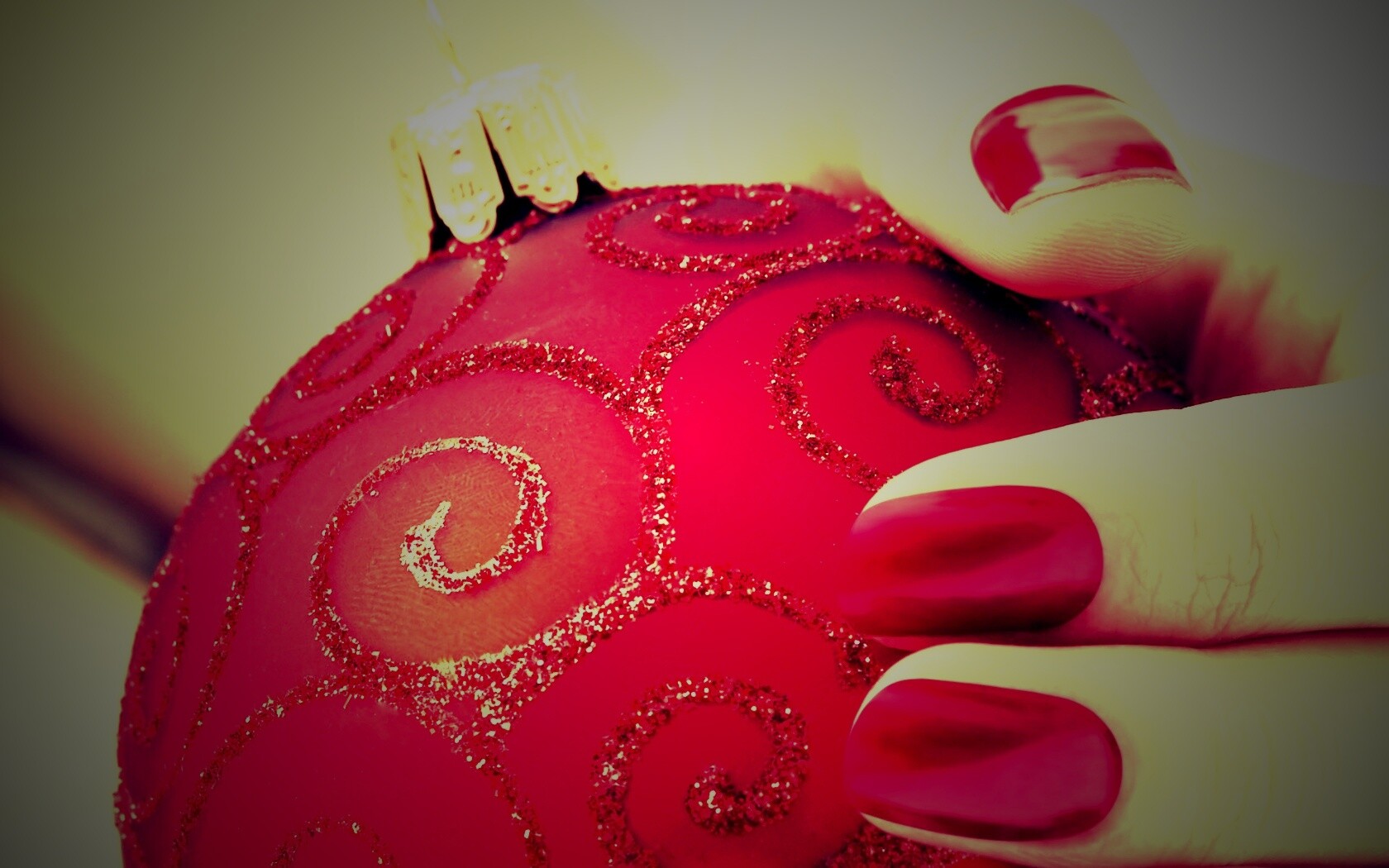 Елочная игрушка в руке обои