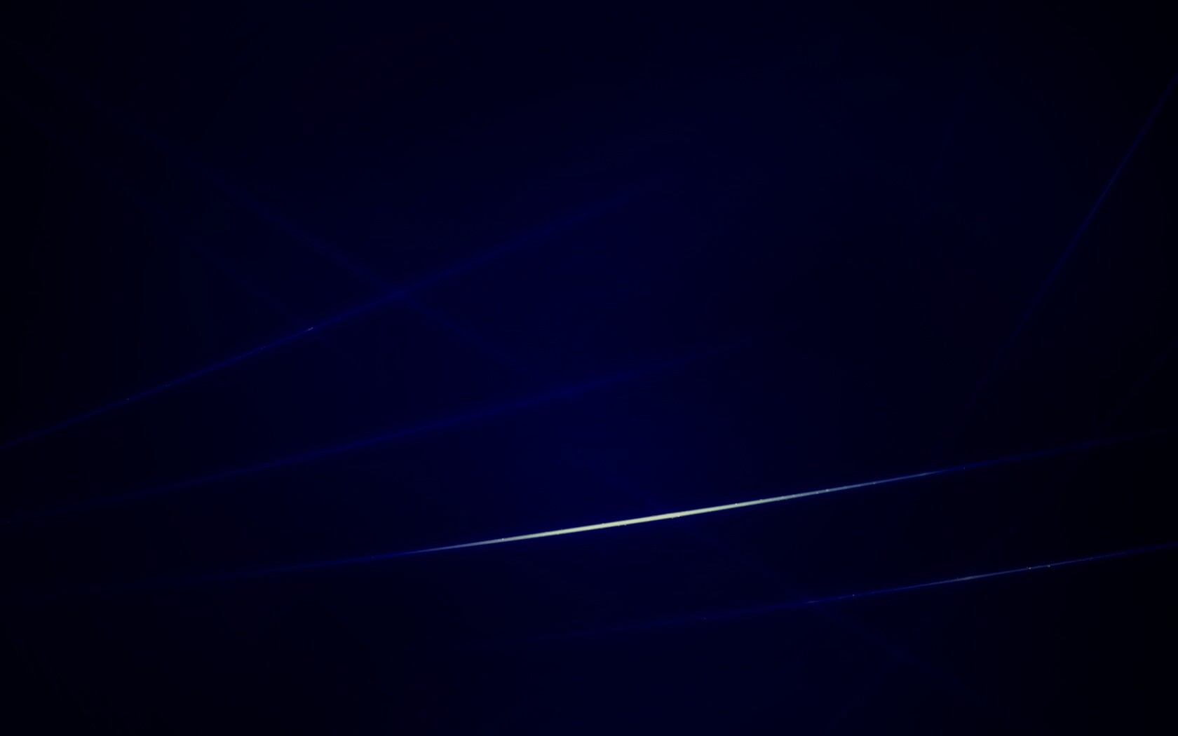 Лучи света на графитовом фоне обои