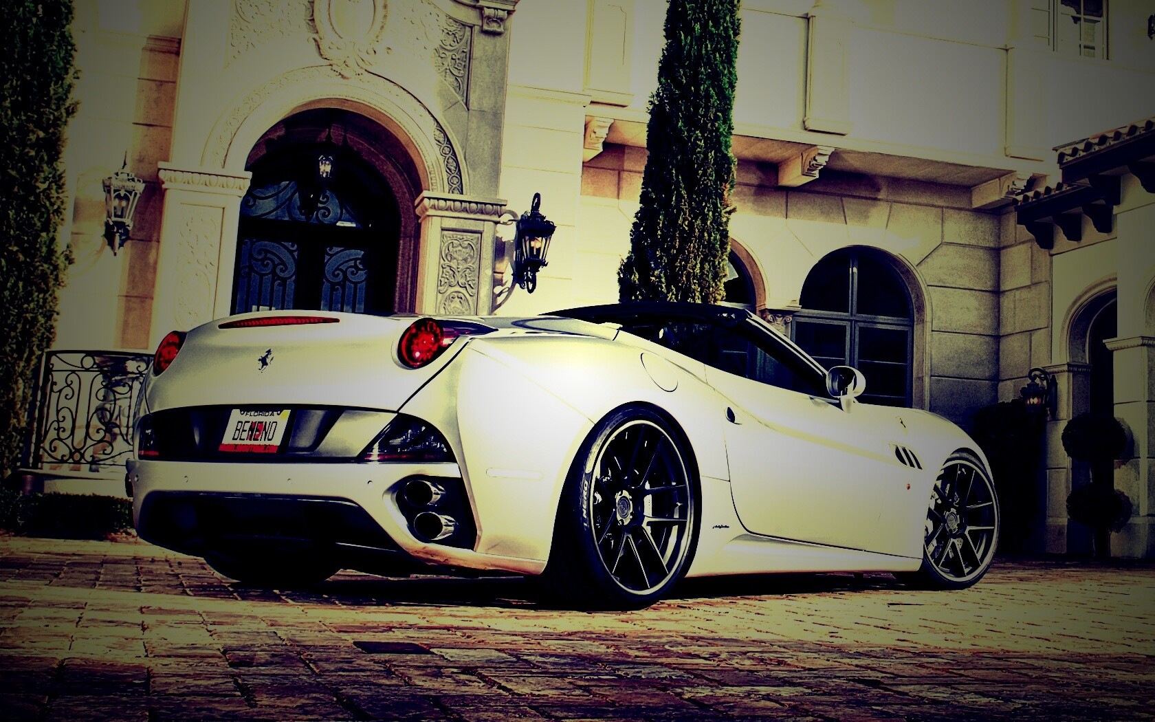 Ferarri у особняка обои