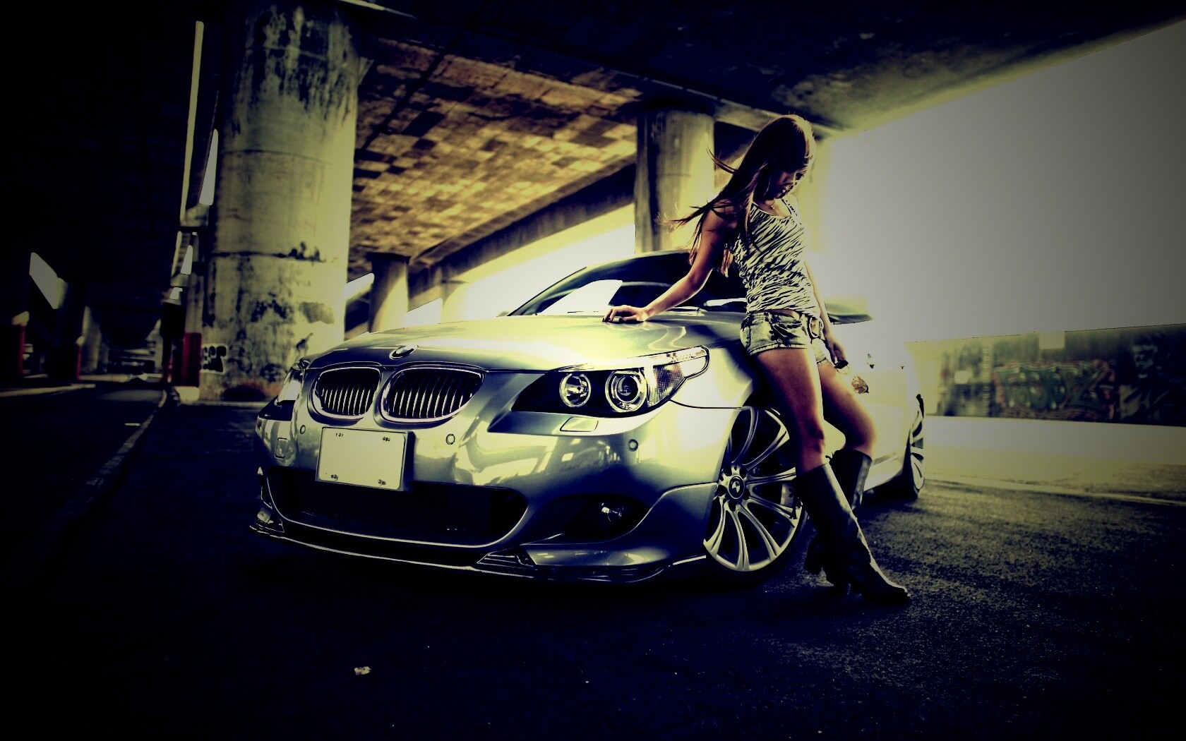 Девушка у BMW обои