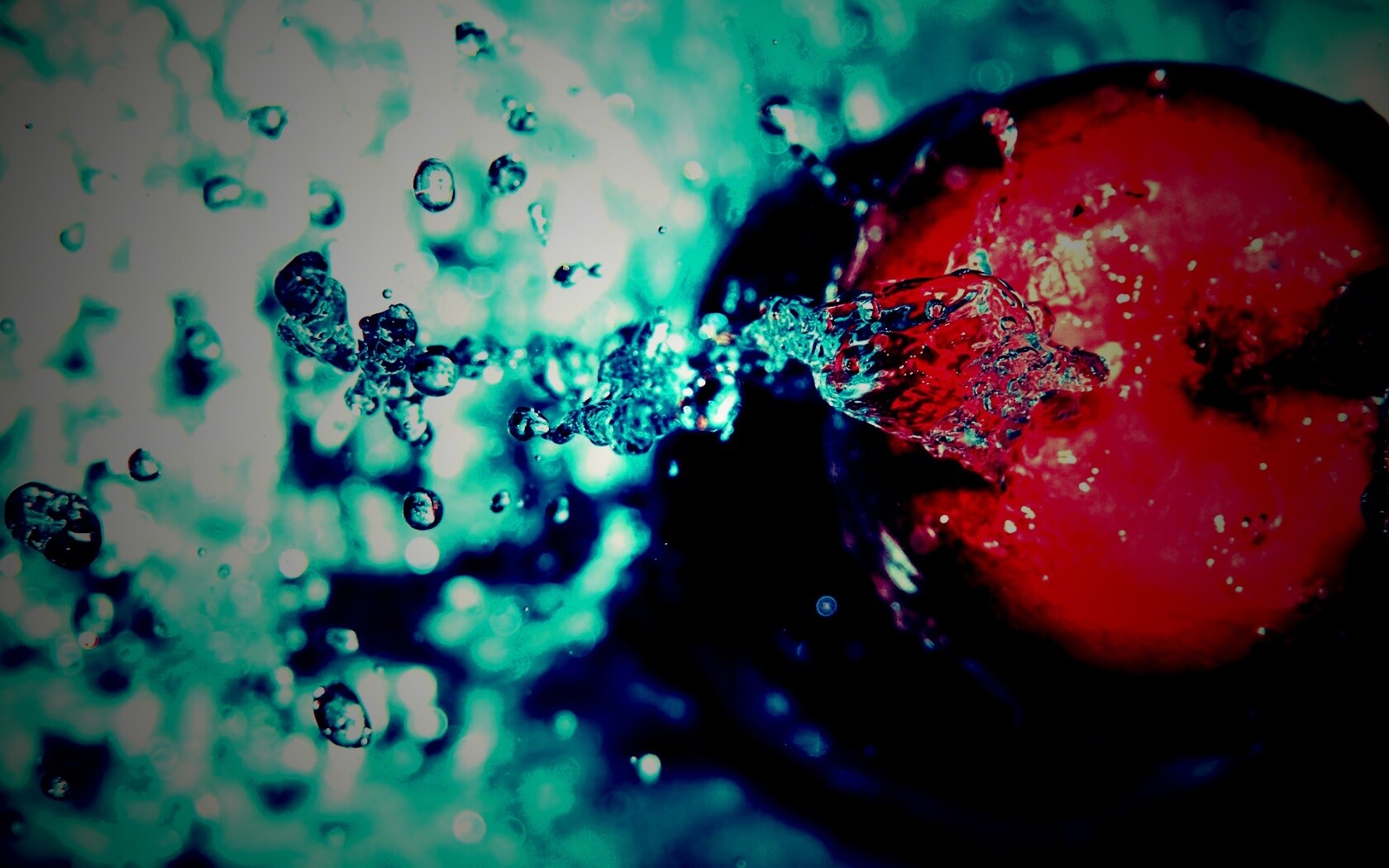 Брызги на яблоке обои