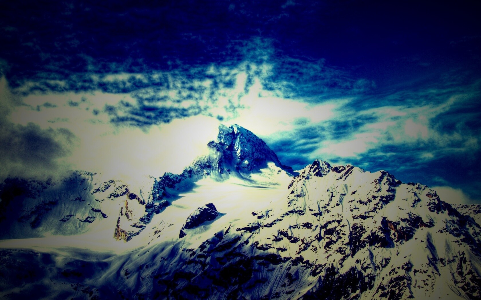 Снежные горные вершины на ветру обои