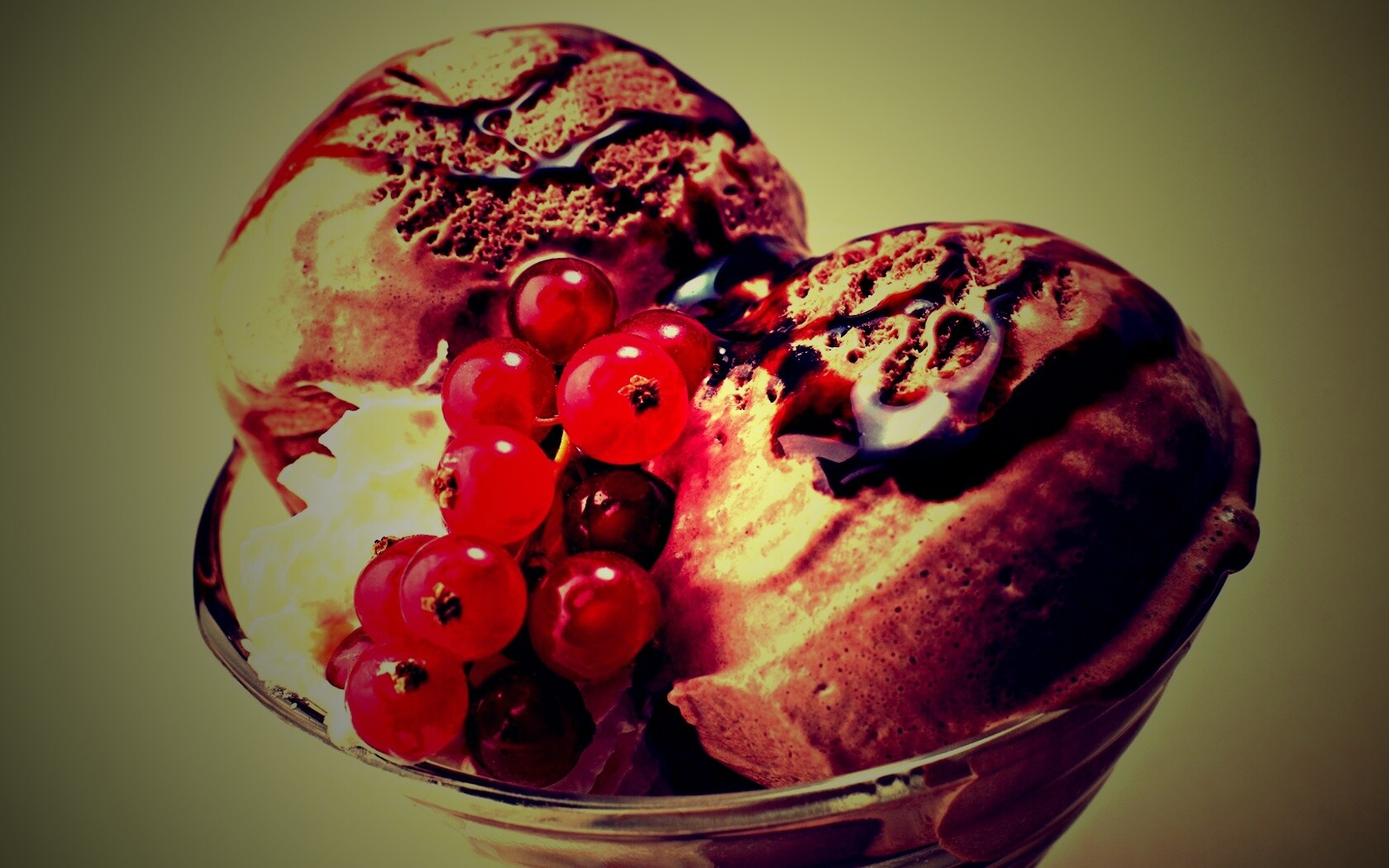 Шоколадное мороженое со смородинкой обои