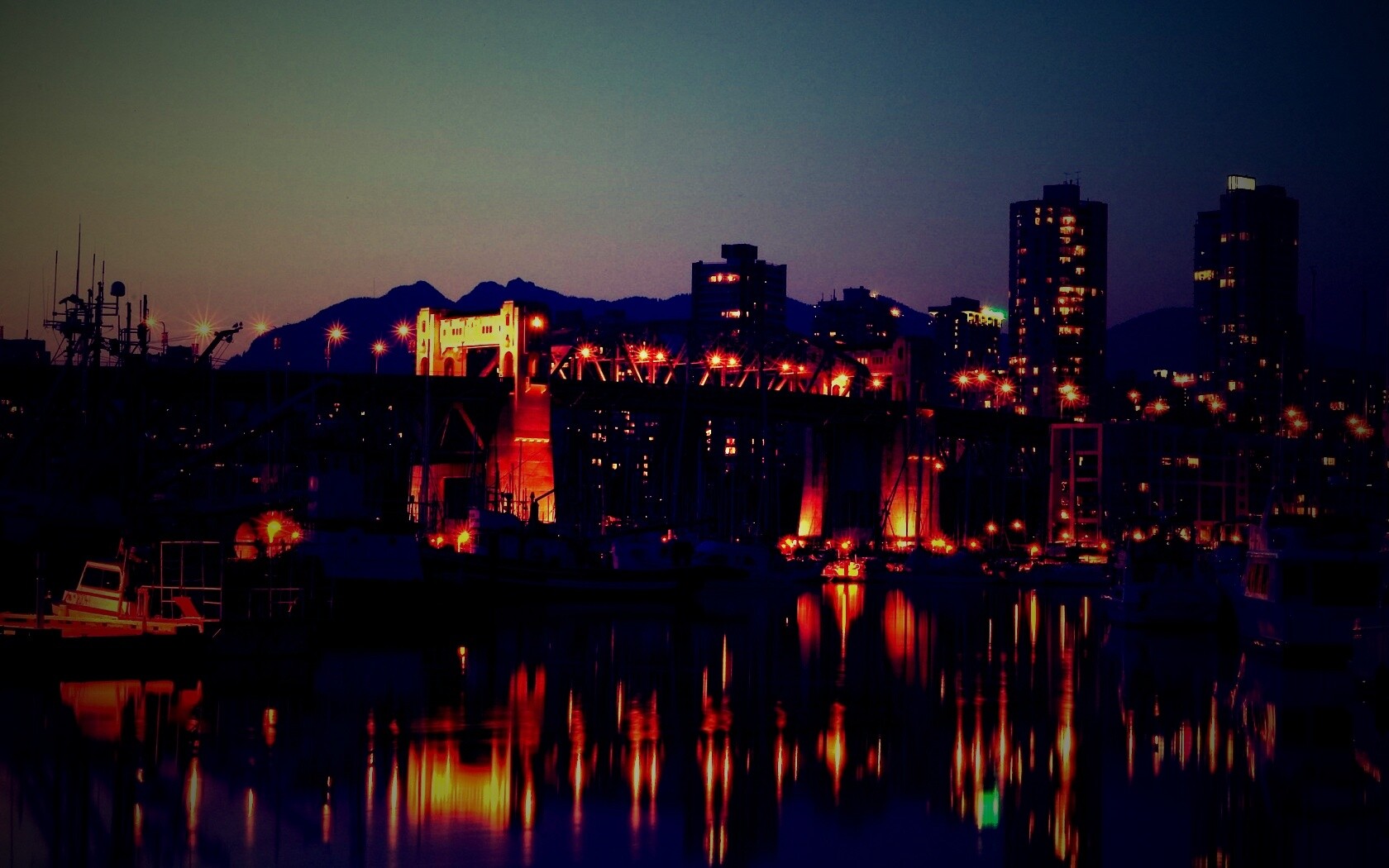 Мост и катера на закате обои