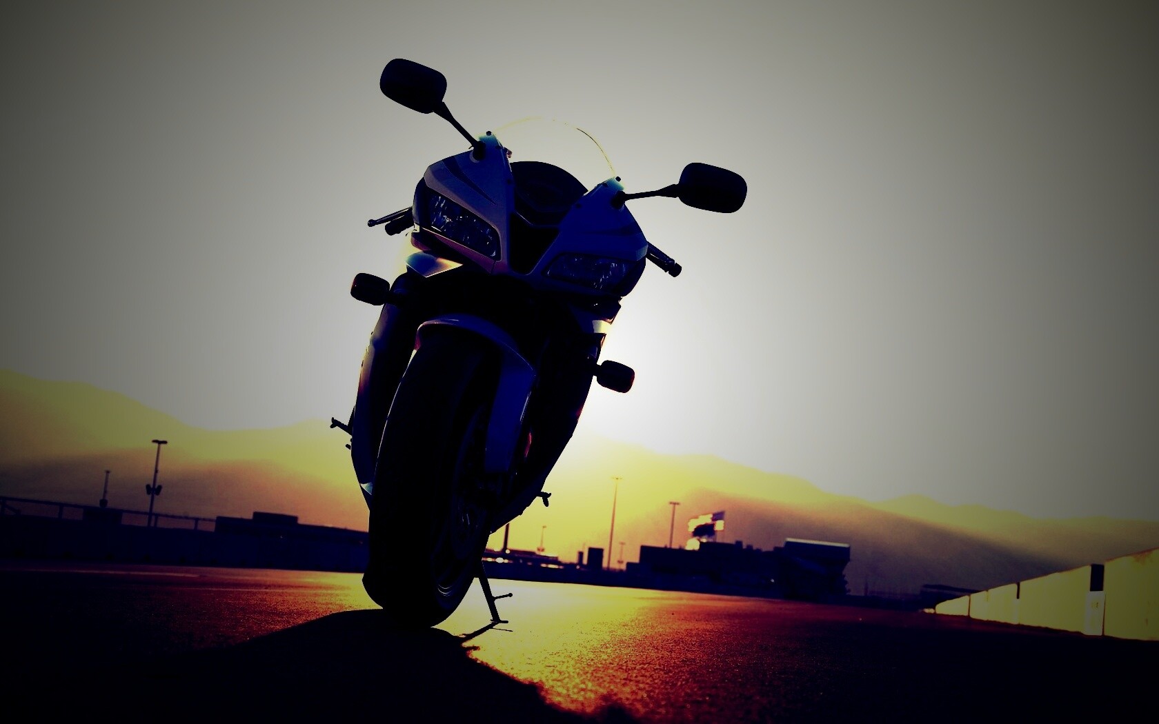 Мотоцикл на фоне заходящего солнца обои