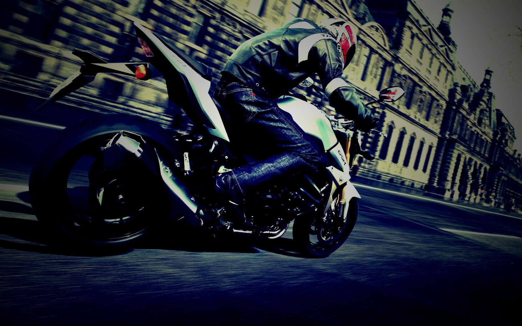 Мотоциклист мчится по городу обои