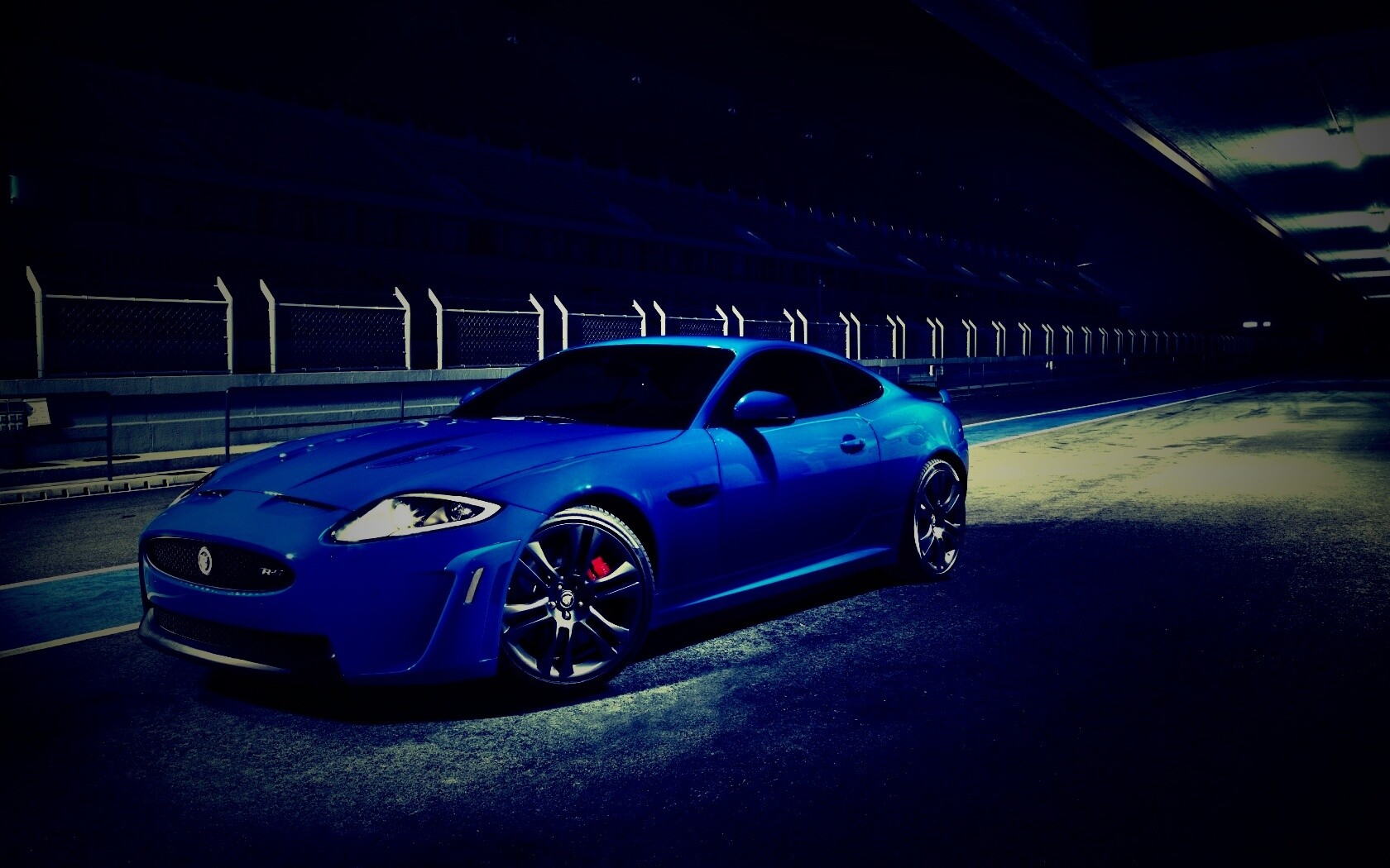 Синий спорткар на гоночном треке обои
