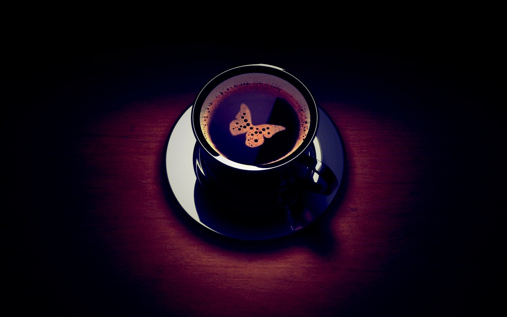 Чашка кофе с пенкой в форме бабочки обои