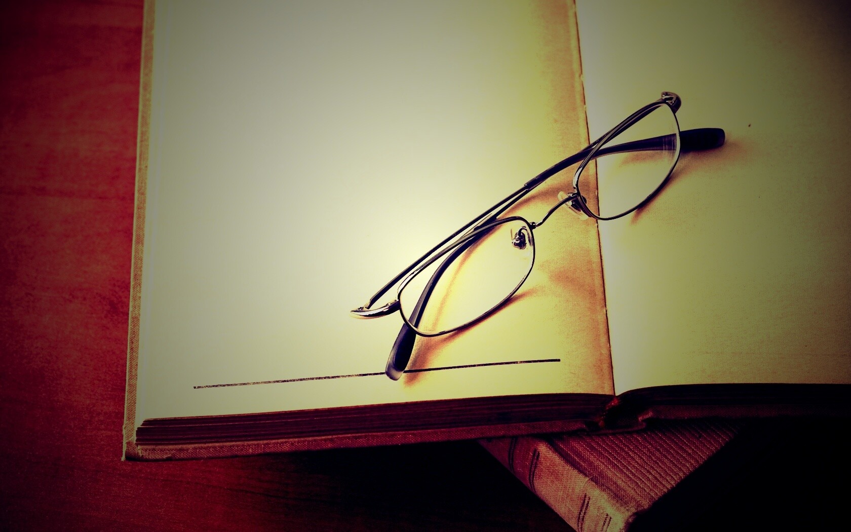 Очки и блокнот обои
