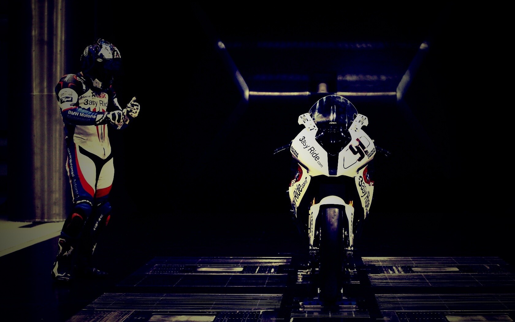 Мотоцикл на тестовом стенде обои