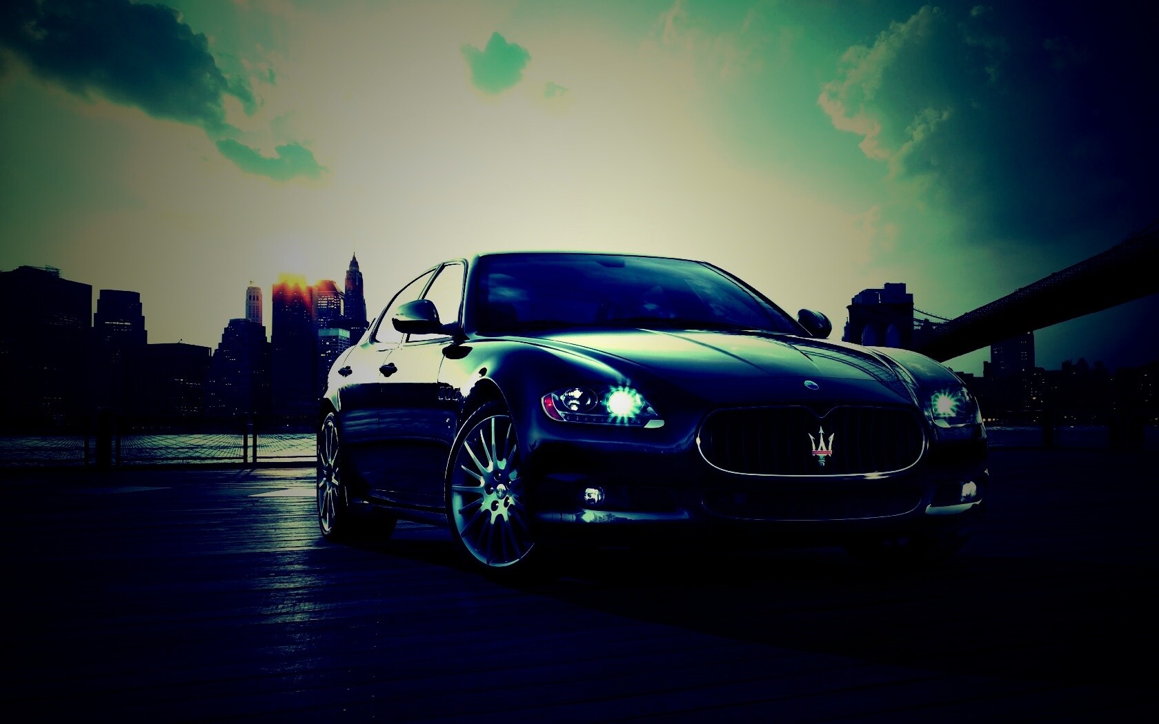 Черная мазерати на пирсе обои