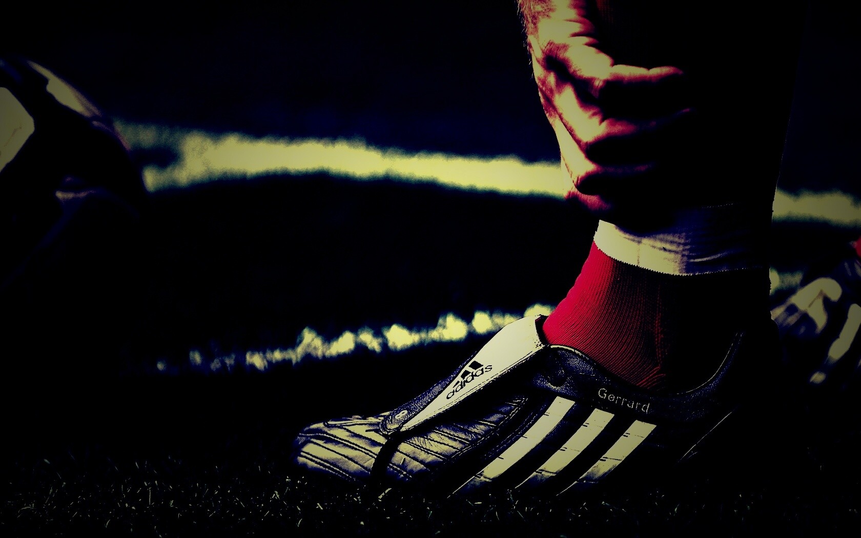 Левая нога футболиста в бутсе обои