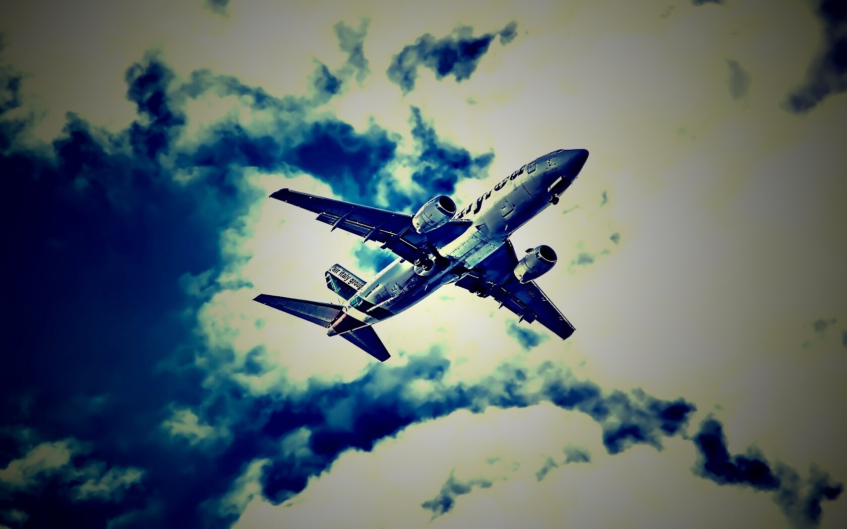 Самолет гражданской авиации в небе обои
