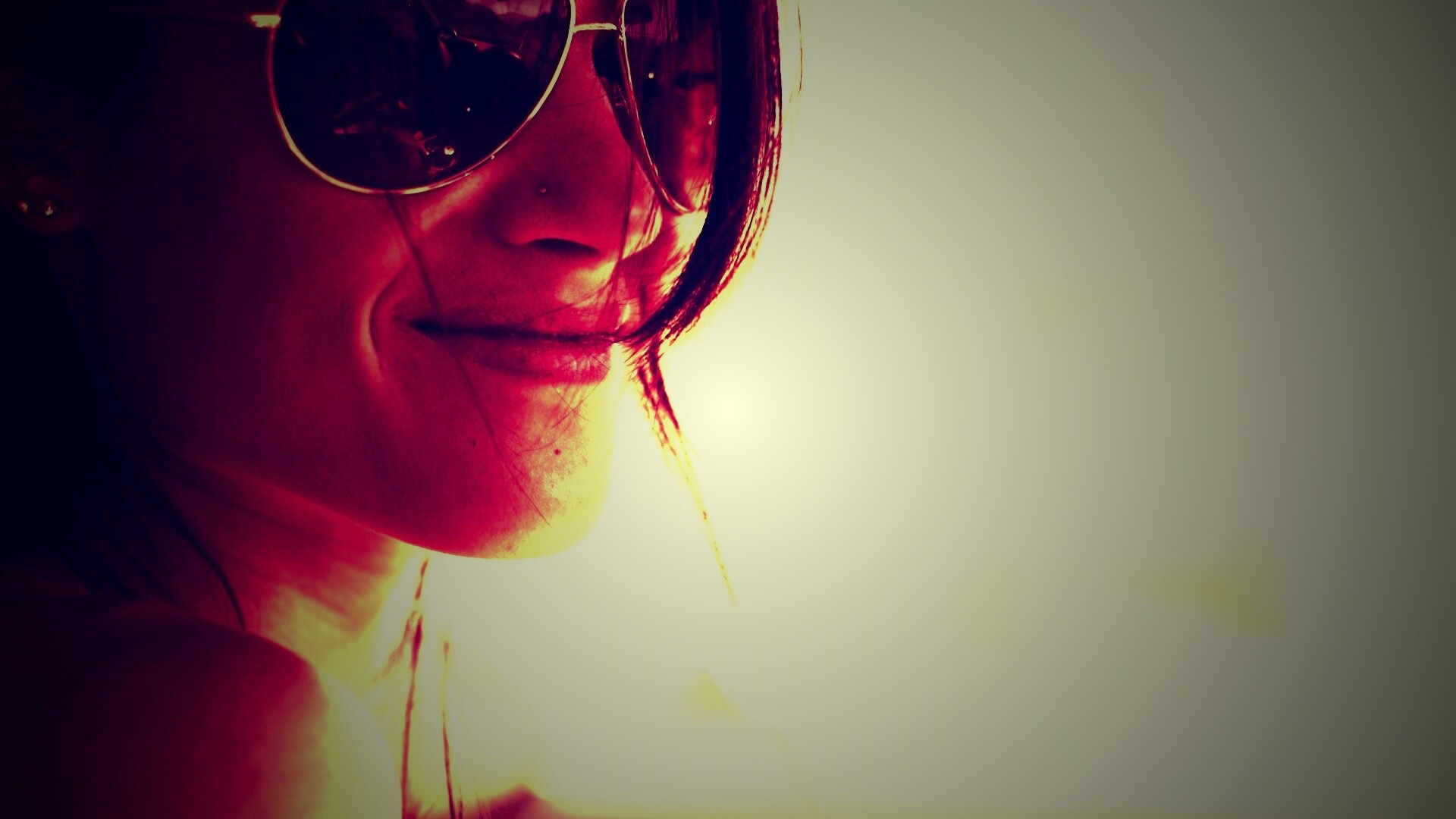 Девушка в очках обои