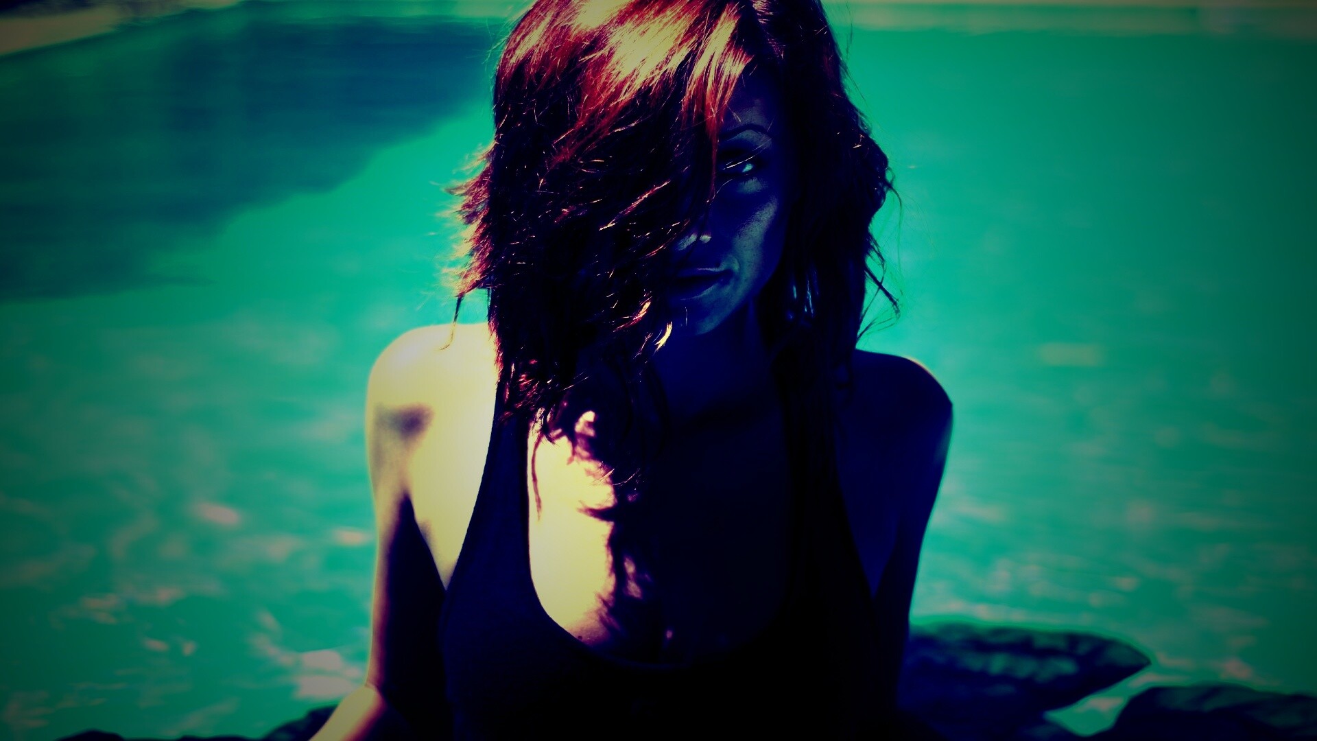 Девушка рядом с бассейном обои