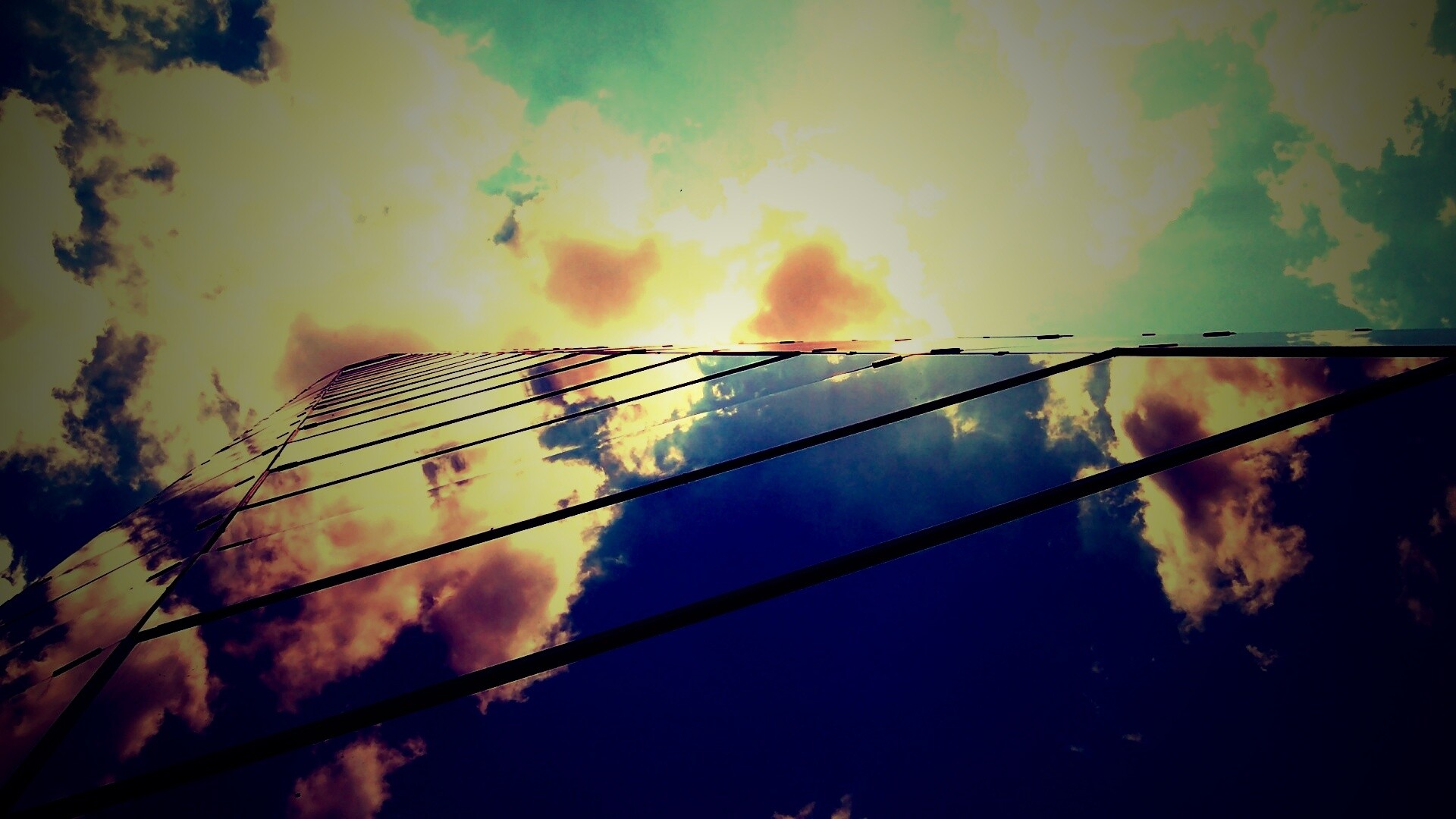 Стеклянный небоскреб уходящий в небо обои