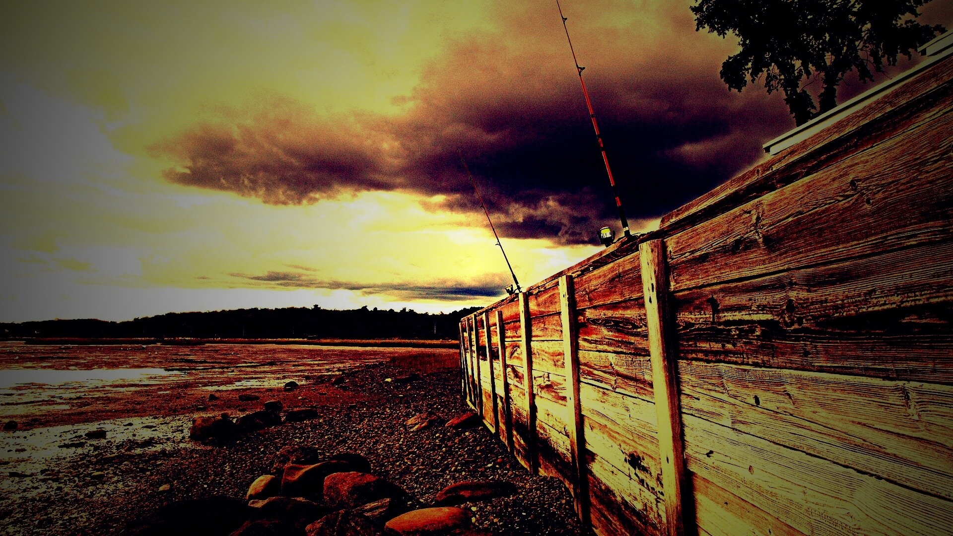 Отлив у деревянной набережной обои