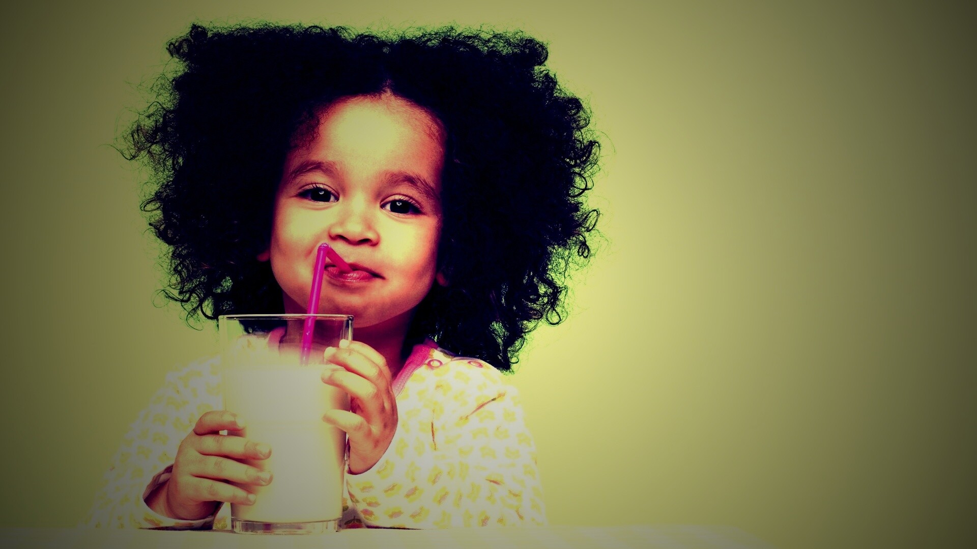 Девочка пьет молоко обои