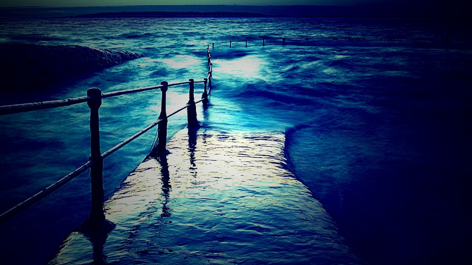 Пирс уходящий в море обои