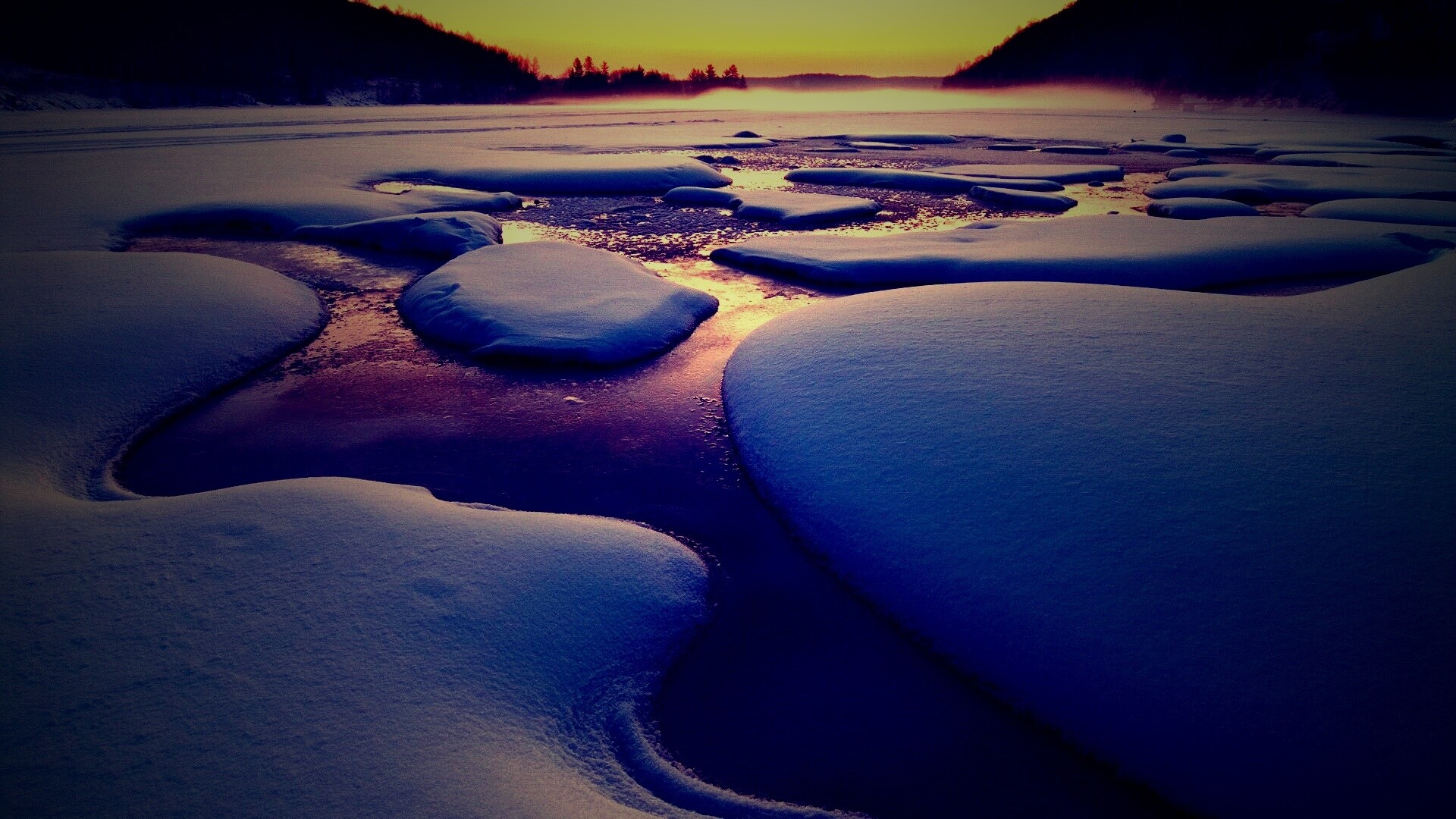 Полынья на замерзшем озере обои