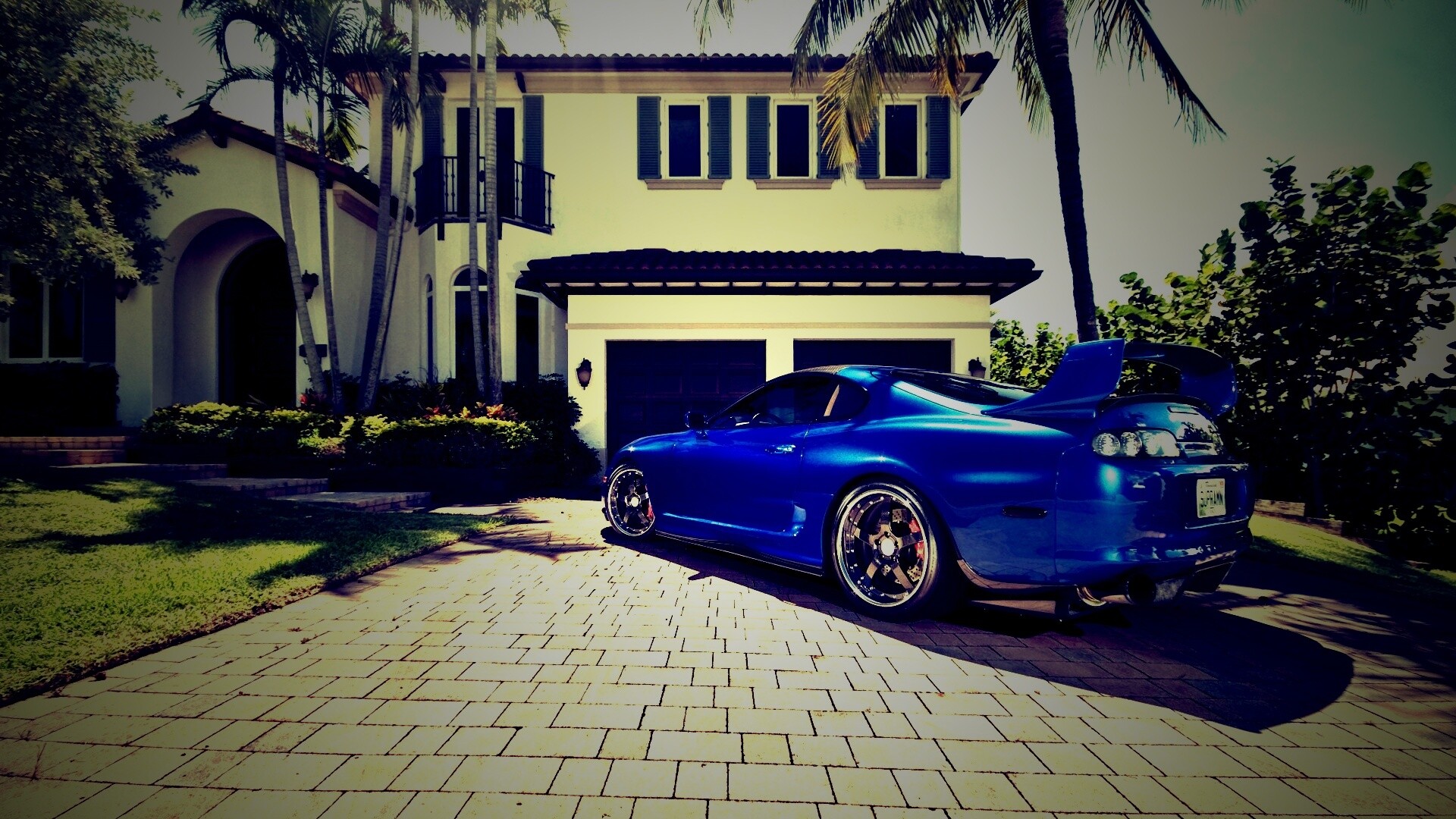Синее авто у коттеджа обои