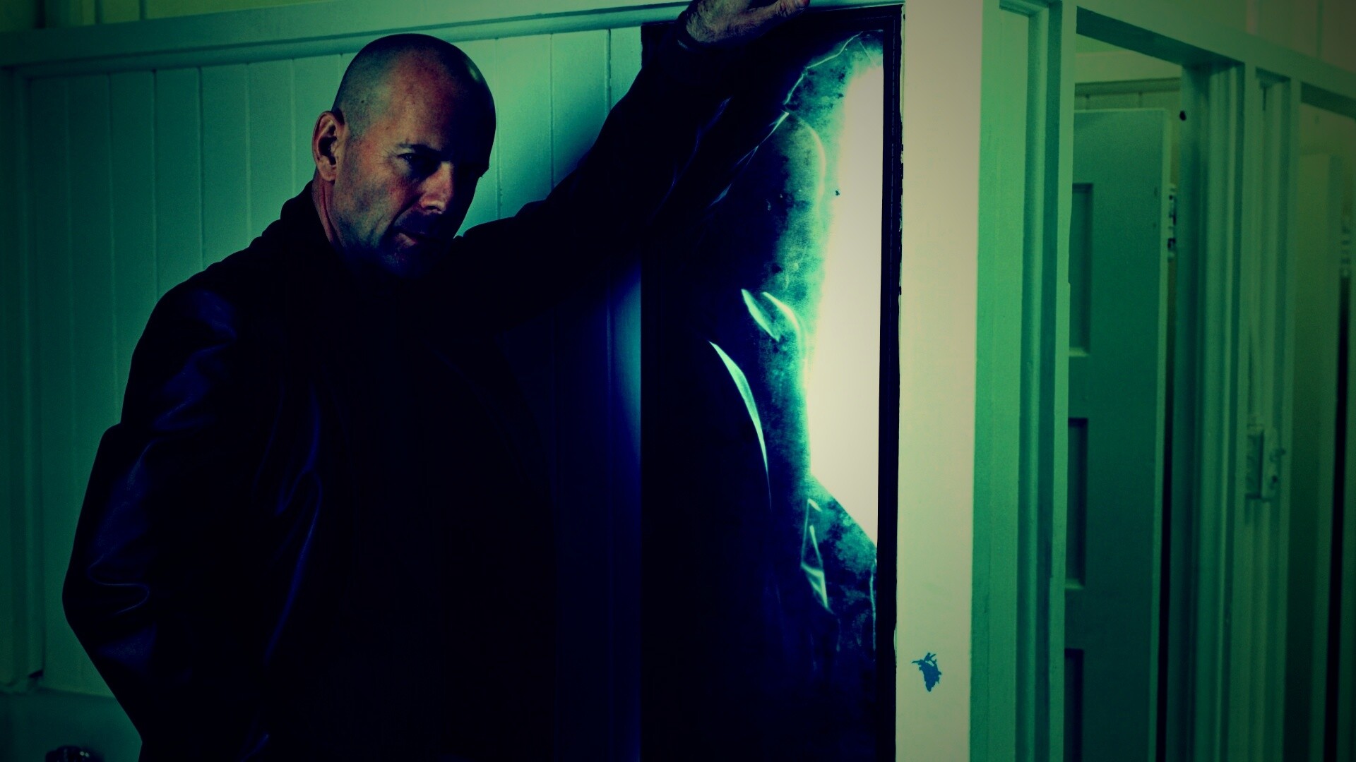 Брюс Уиллис у зеркала обои