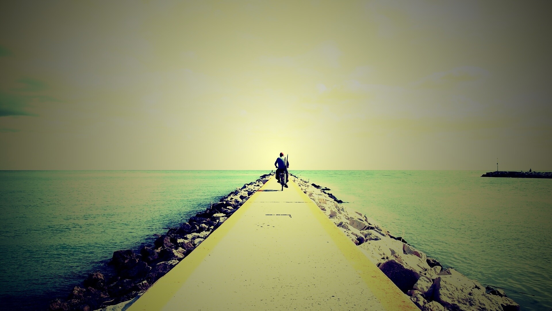 Велосепидист на волнорезе обои