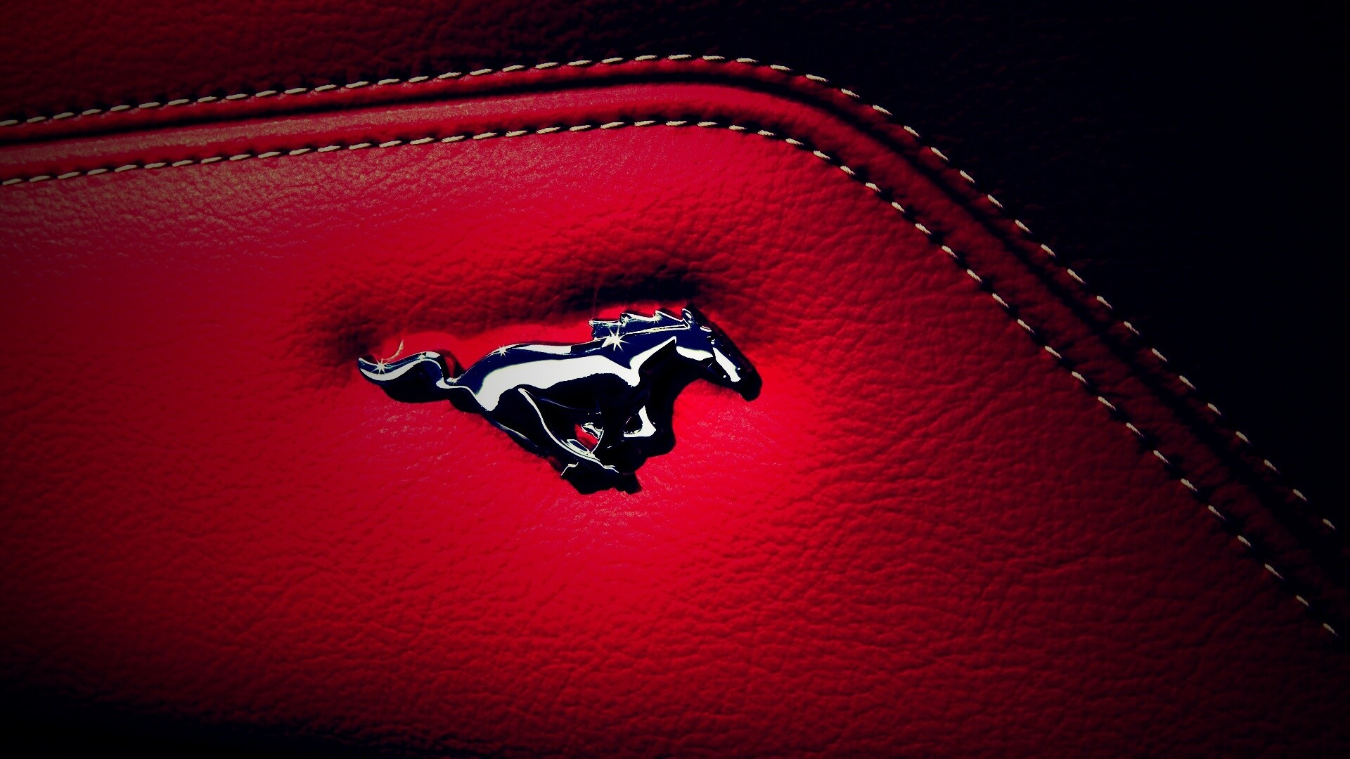 Кожаный салон Форда Мустанг обои