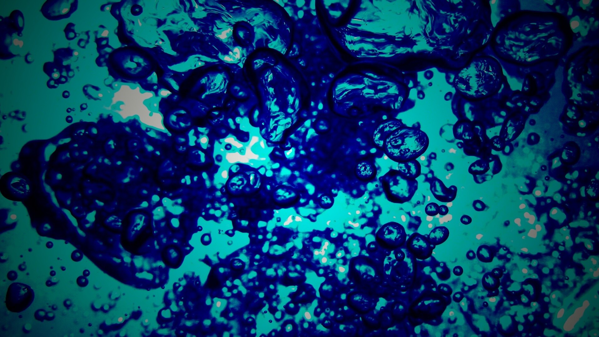 Тёмные пузыри в воде обои