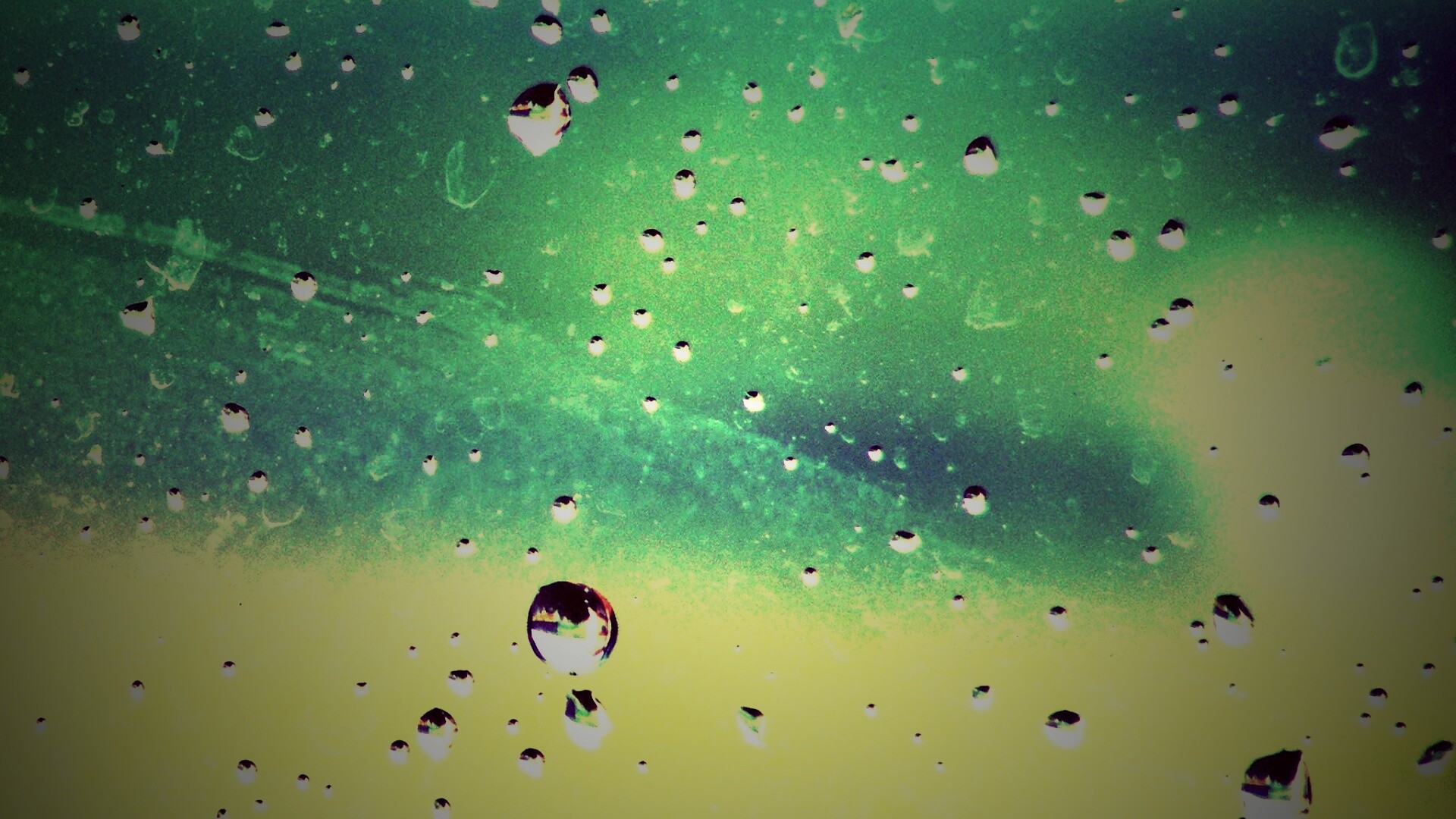 Капли на грязном стекле обои