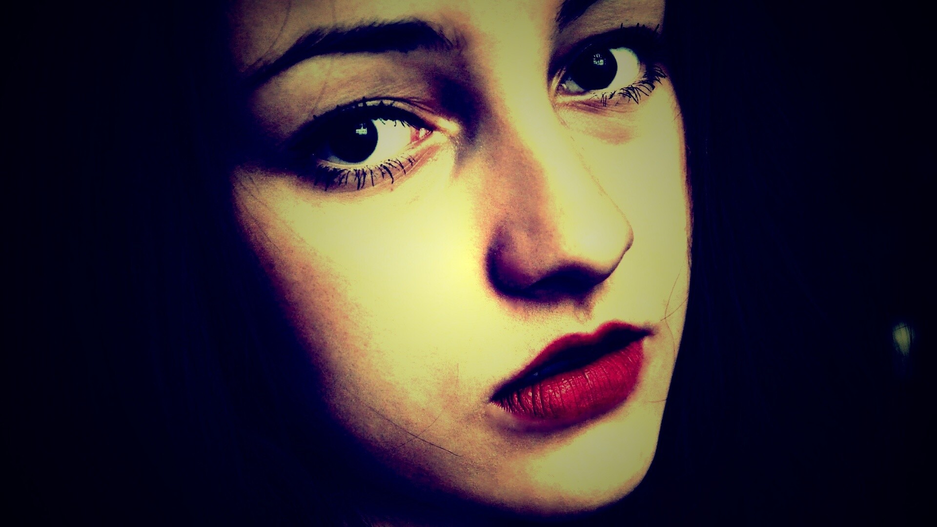 Брюнетка с ярким макияжем и печальным лицом обои