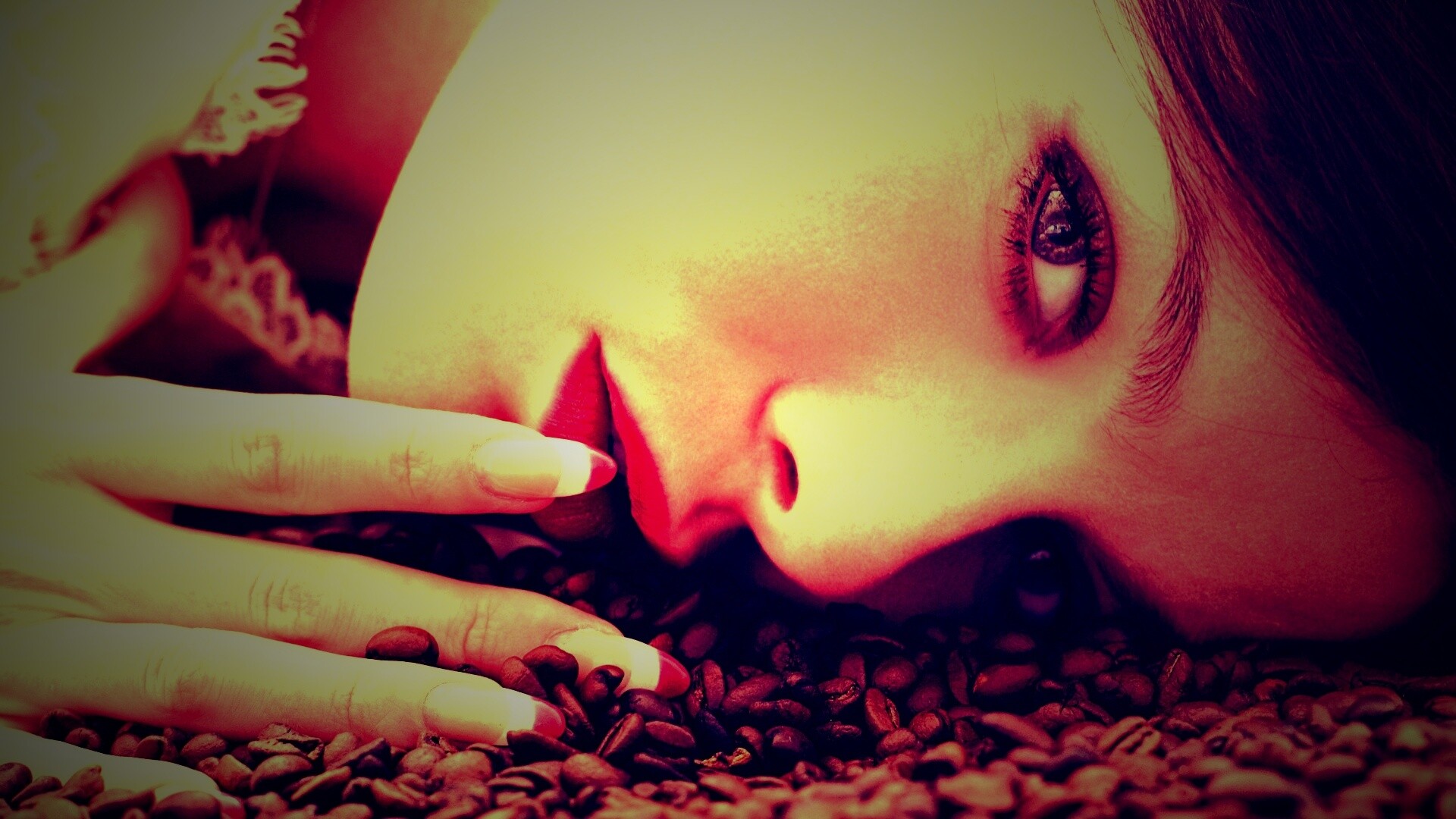 Соблазнительная девушка с кофейными зернами обои