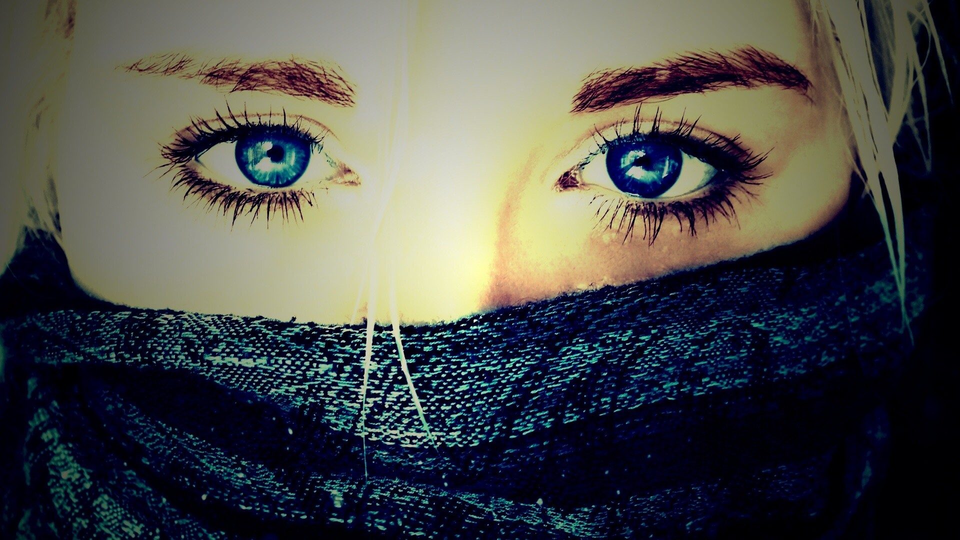 Блондинка с шарфом на лице обои