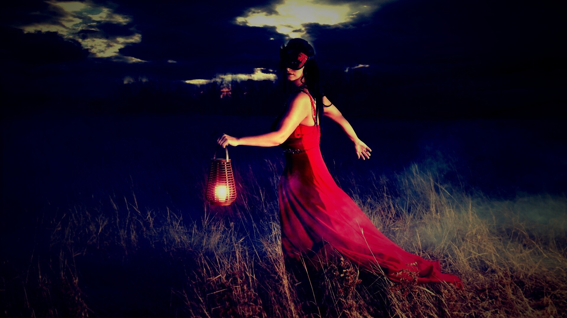 Девушка со свечей обои