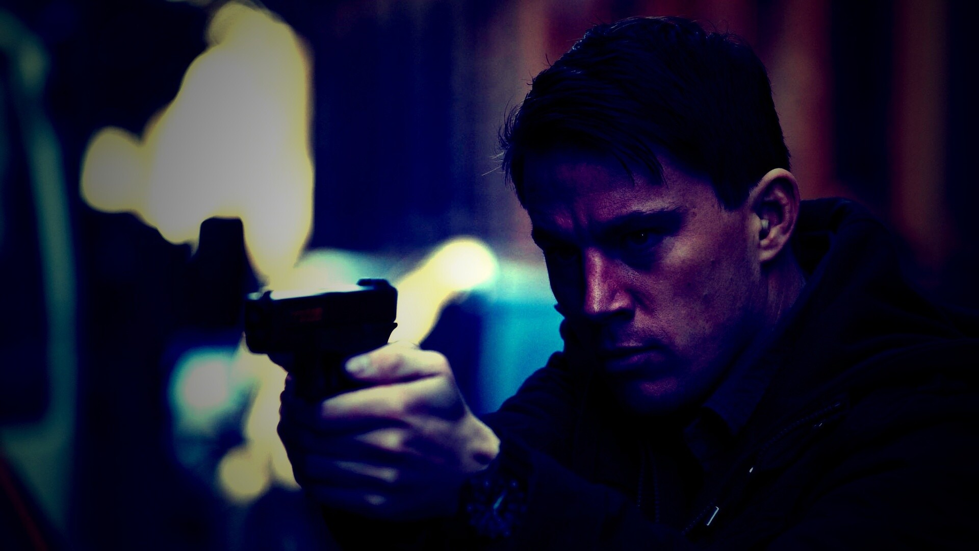 Ченнинг Татум с пистолетом обои