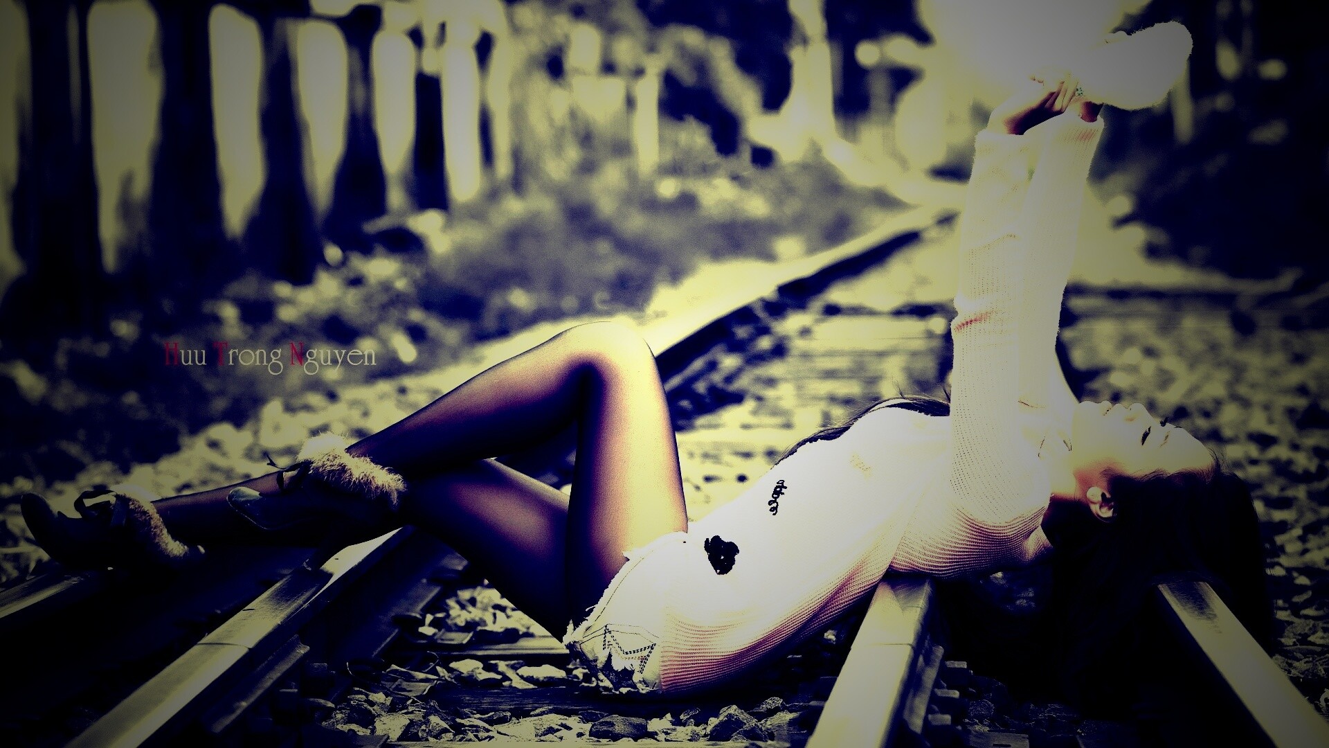 Модель на железнодорожных путях обои