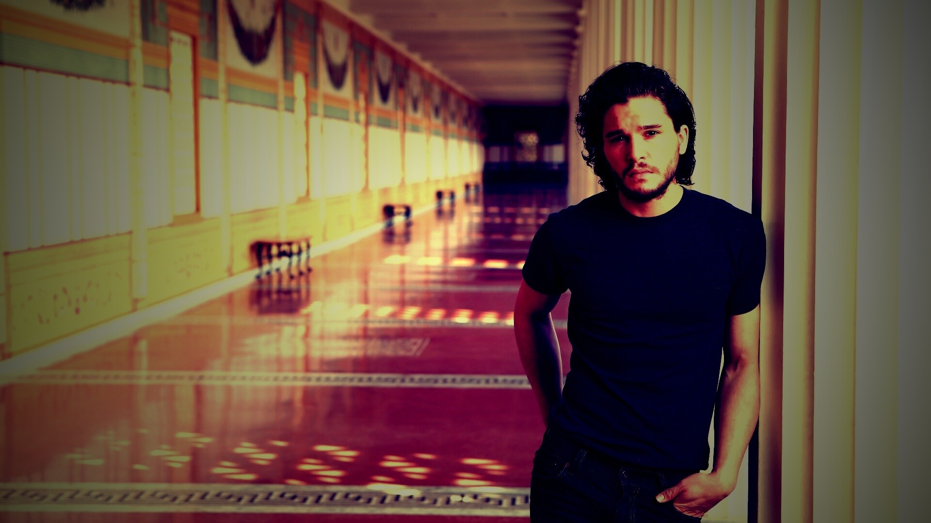 Кит Харингтон у колонны обои