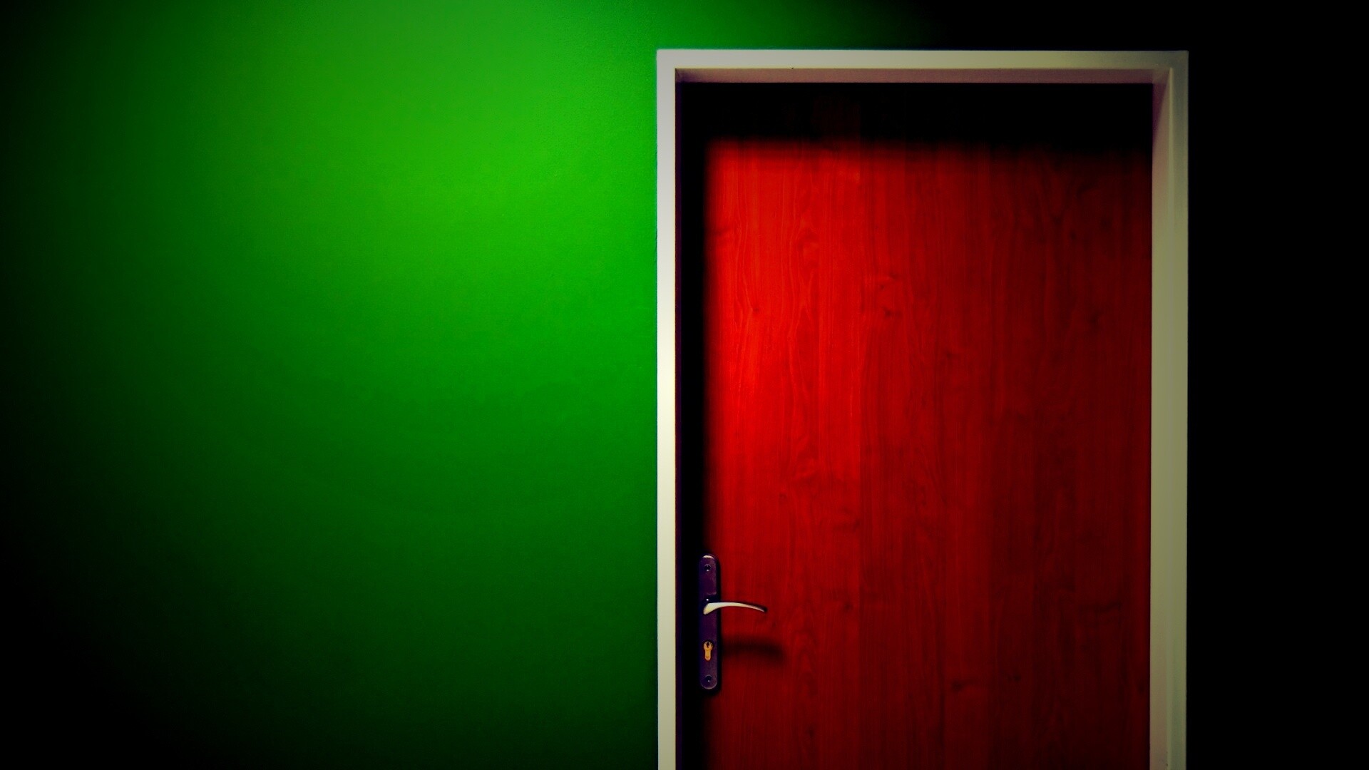 Дверь в стене обои