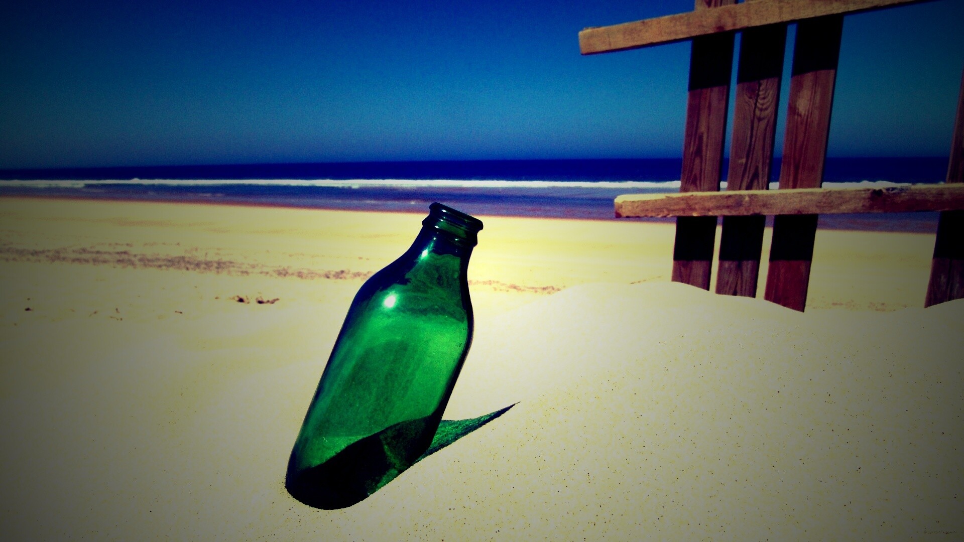 Бутылка на пляже обои
