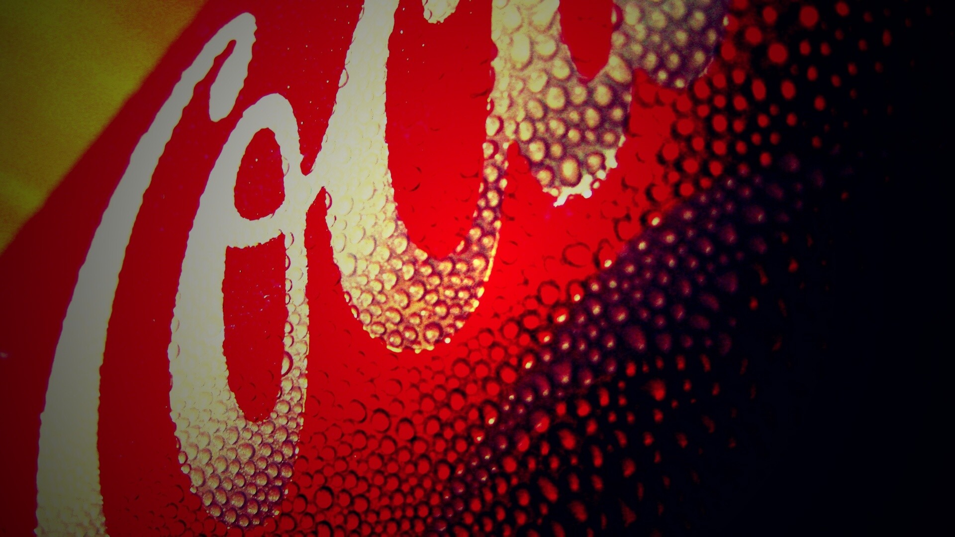 Запотевшая банка Кока-Колы обои