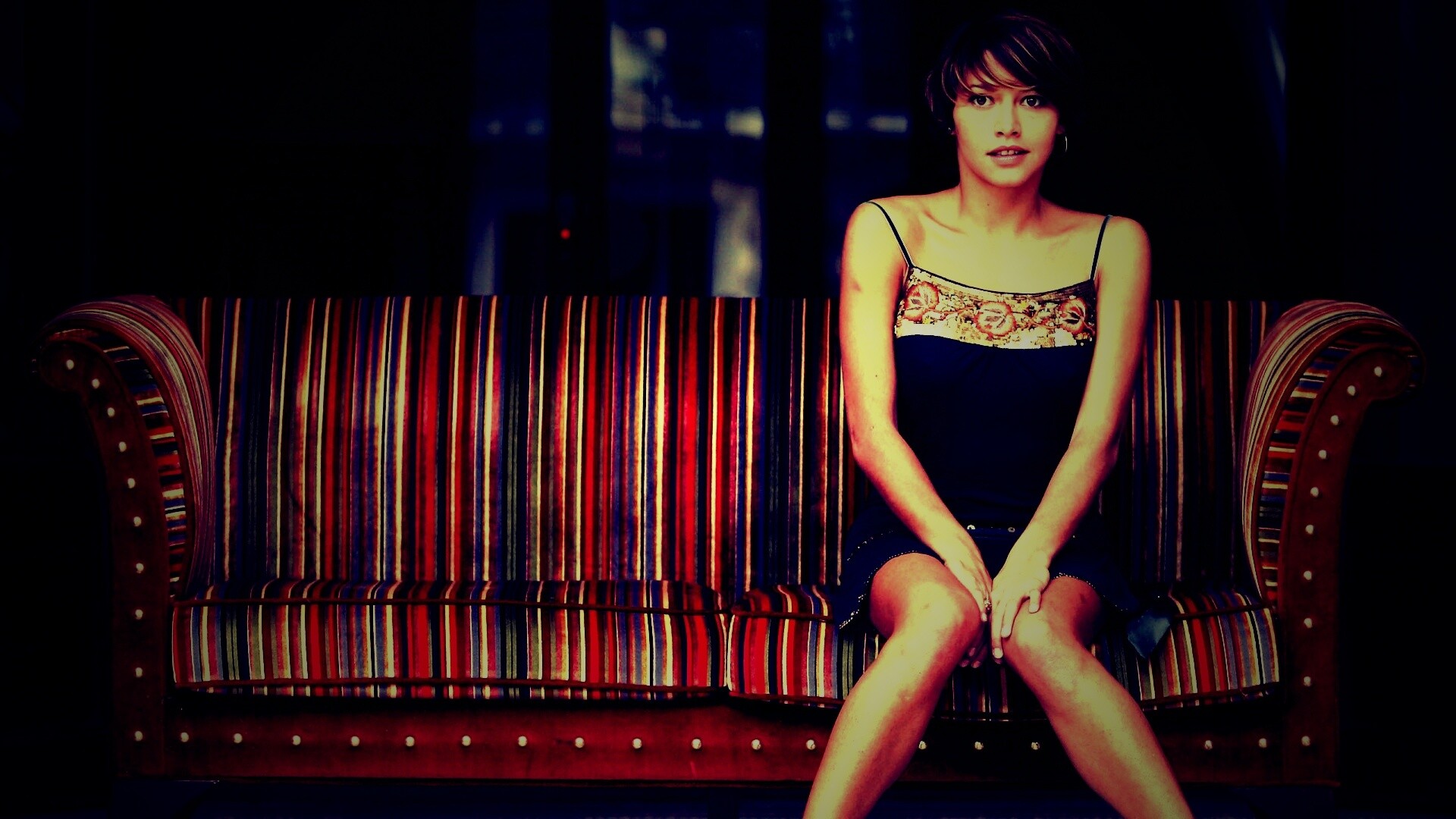 На диване обои