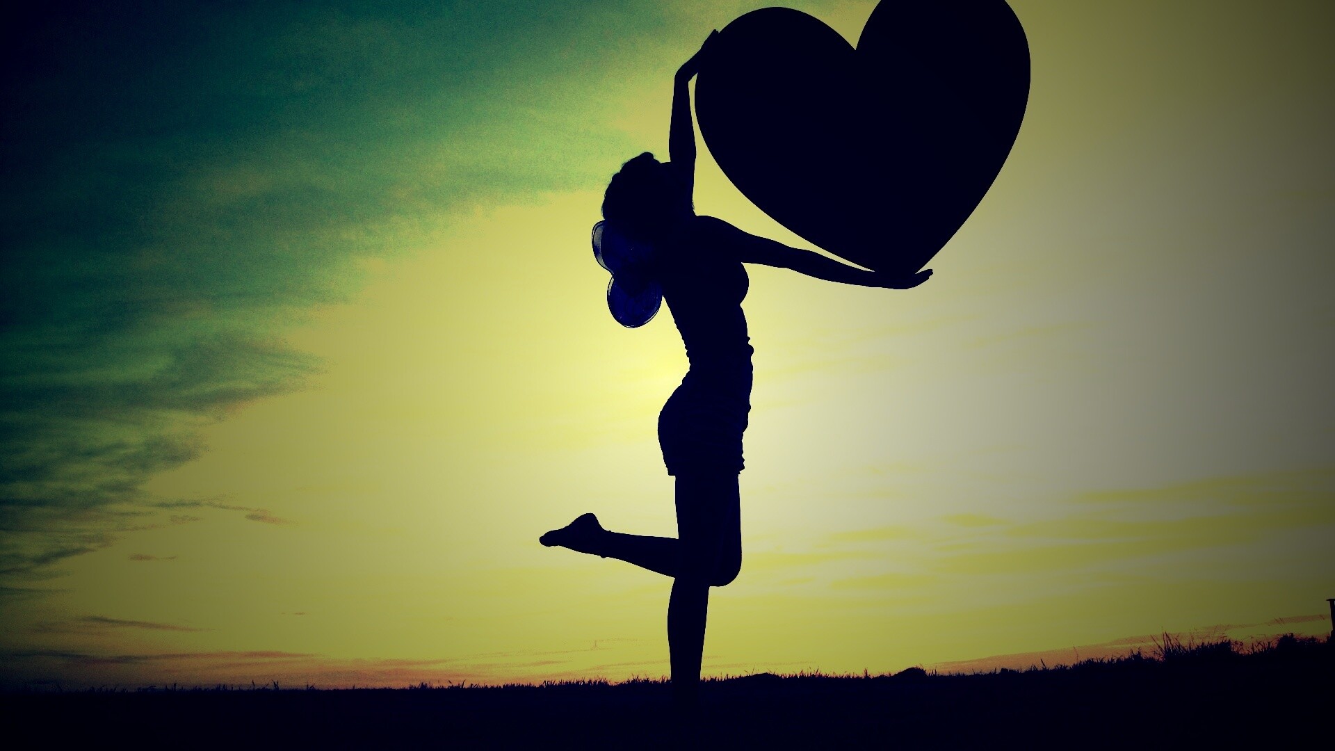 С сердцем в руках обои