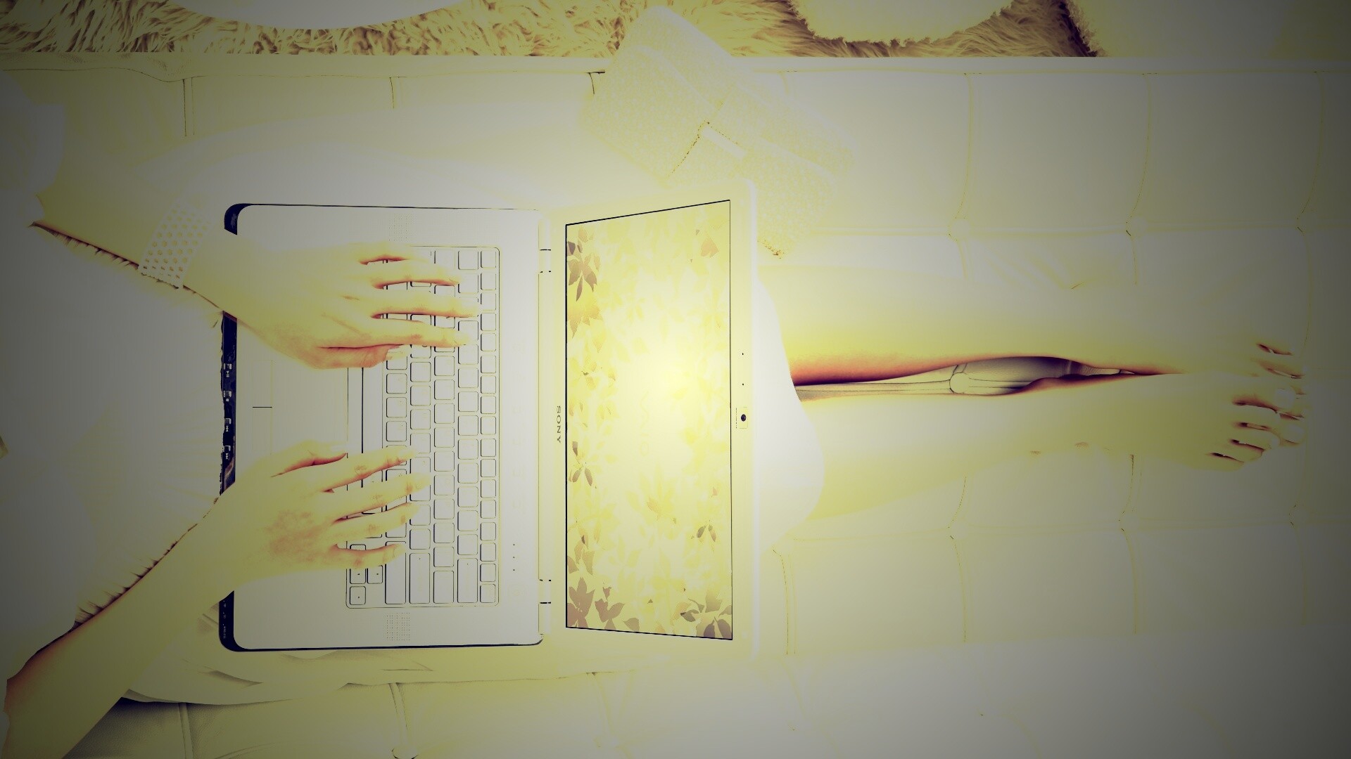 Девушка с ноутбуком vaio обои