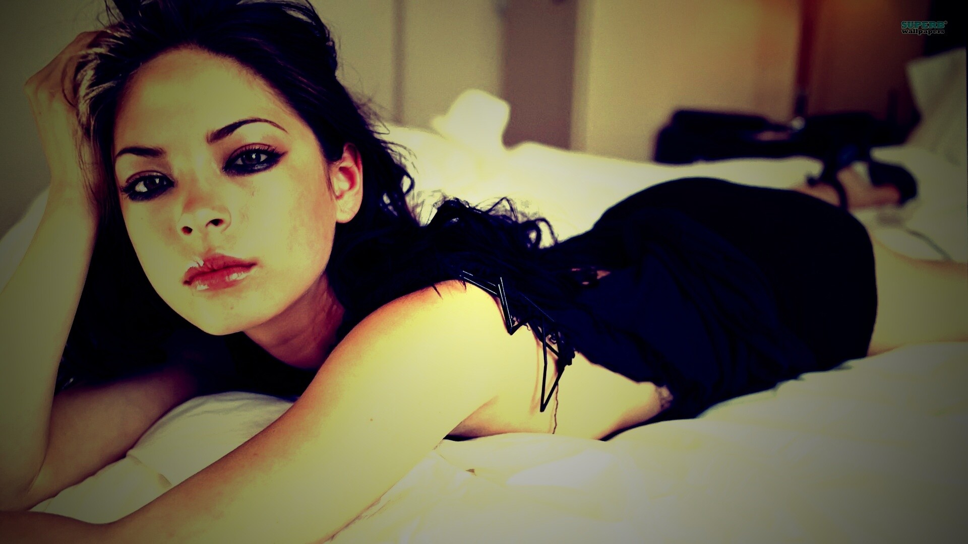 Кристин Кройк на кровати обои