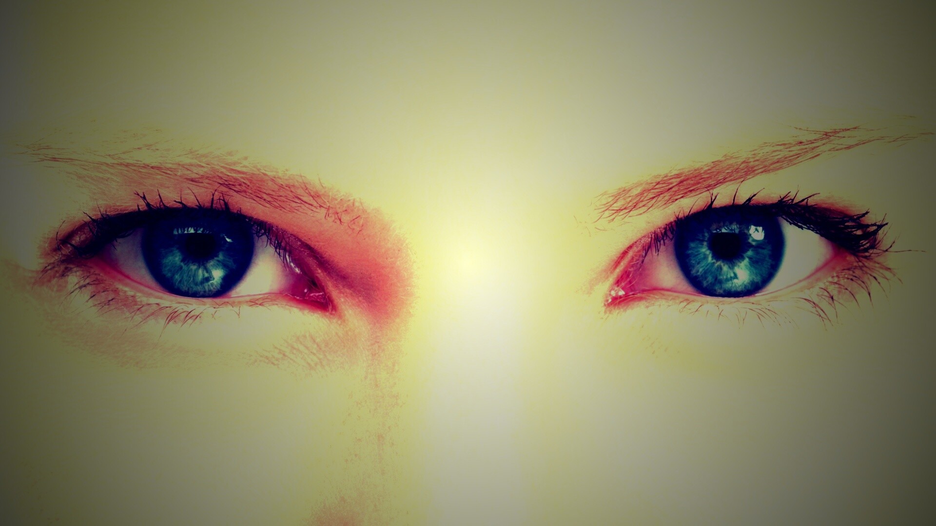 Она смотрит на тебя обои