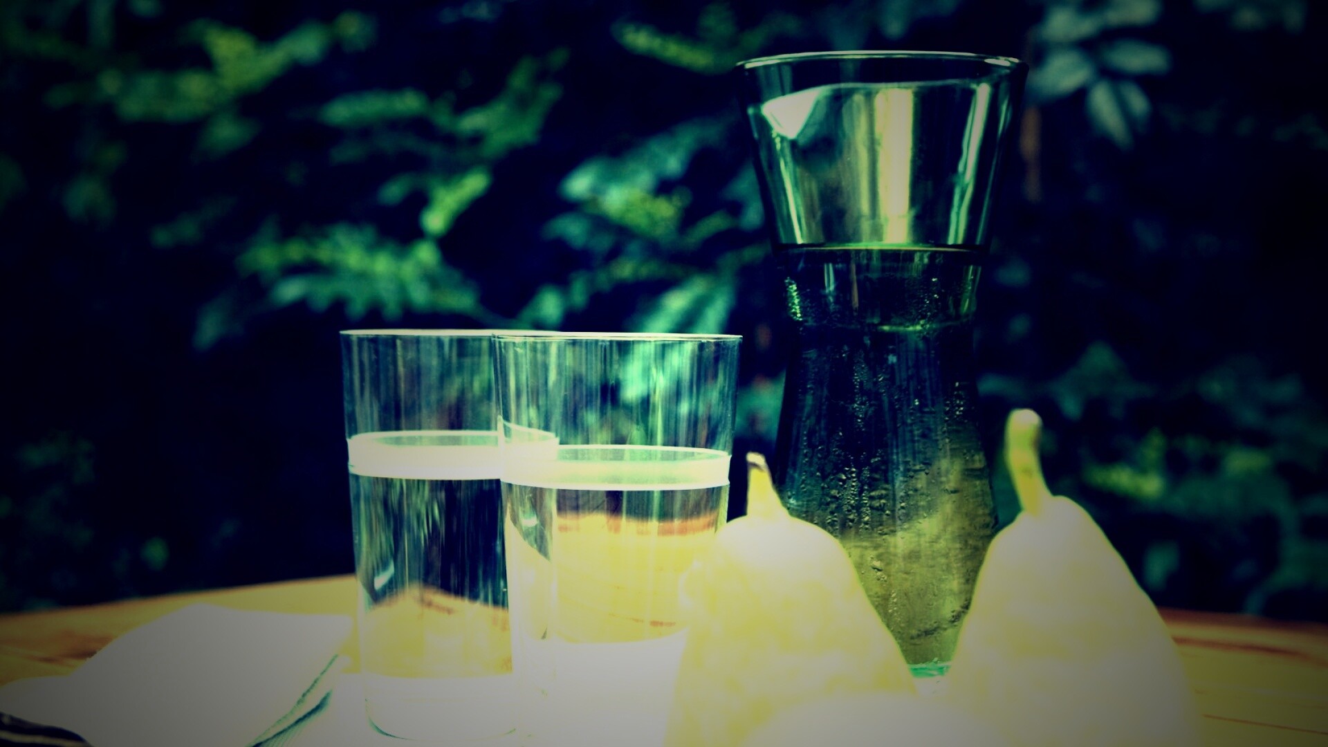 Стол с грушами обои