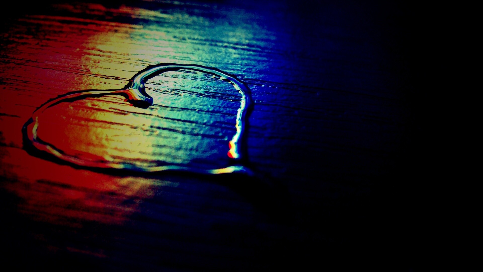 Сердечко из воды обои